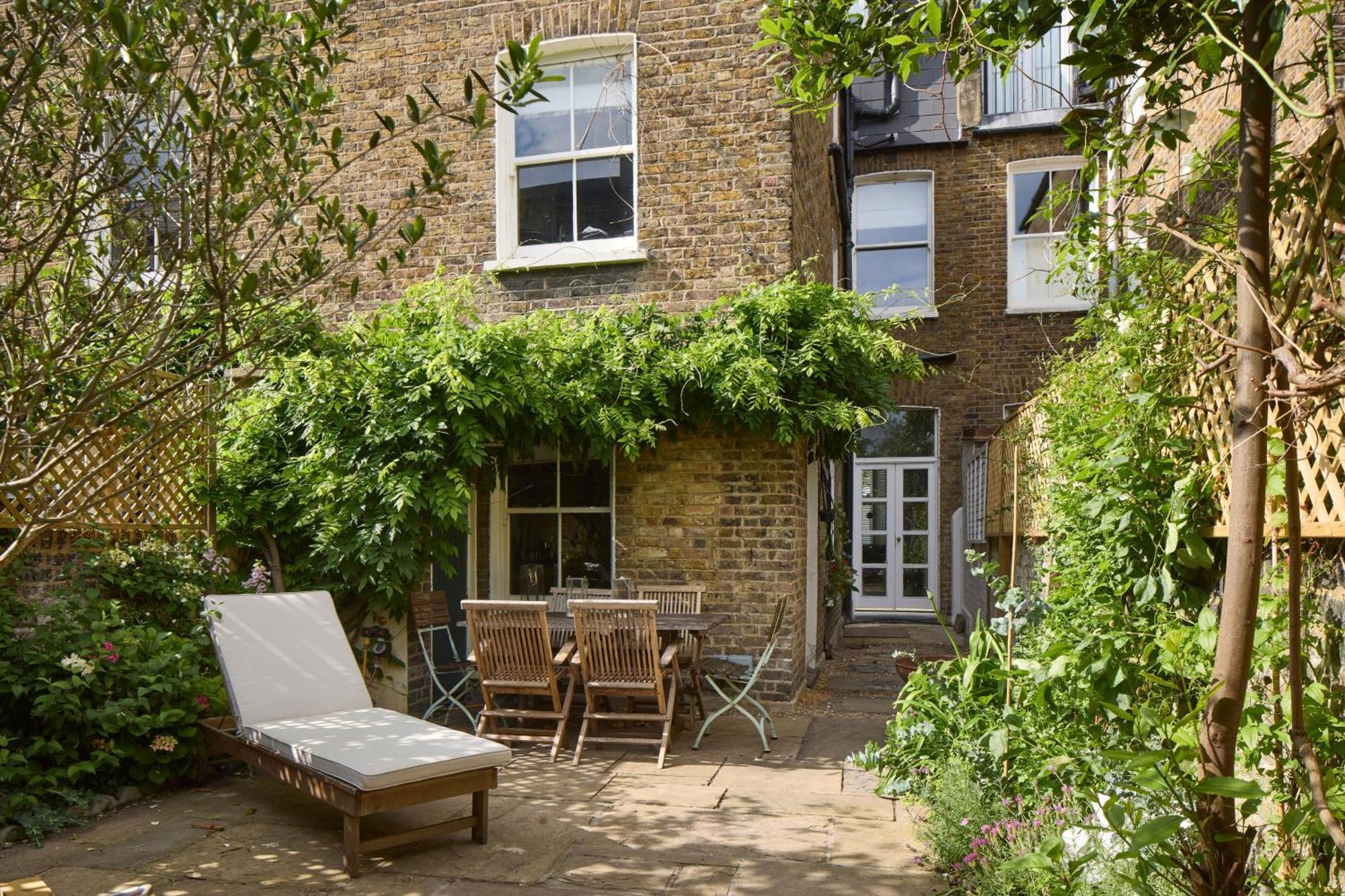 Art-inspired Designer Family - Private Garden Appartement *