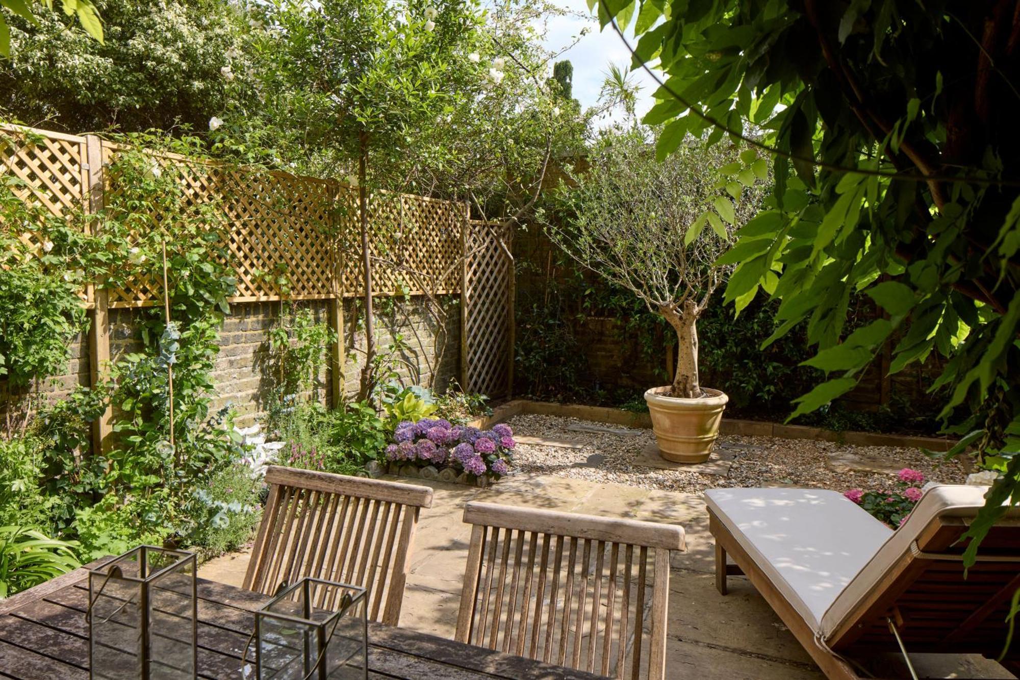 Art-inspired Designer Family - Private Garden *