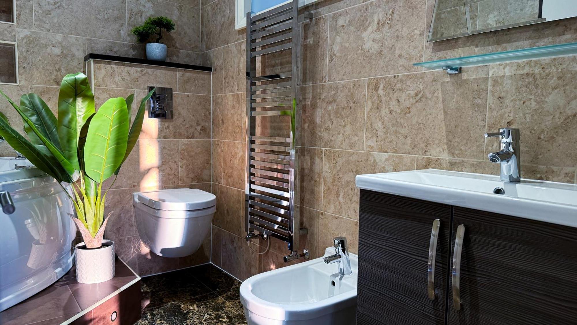 Luxurious 3bed House With Bath & Garden London