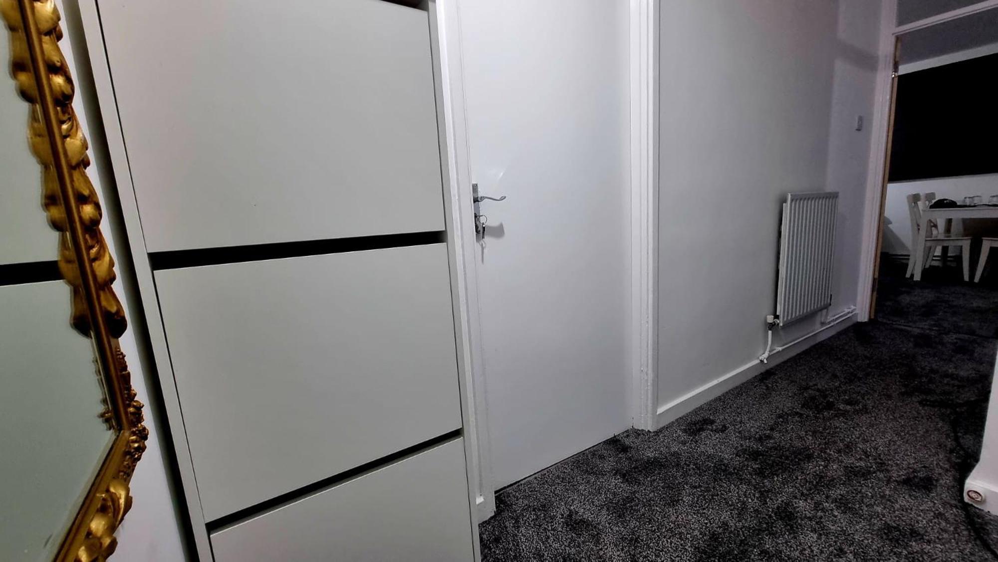 Amazing 1 Bed Entire Flat With Separate Living And Kitchen In With Free Parking Appartement *