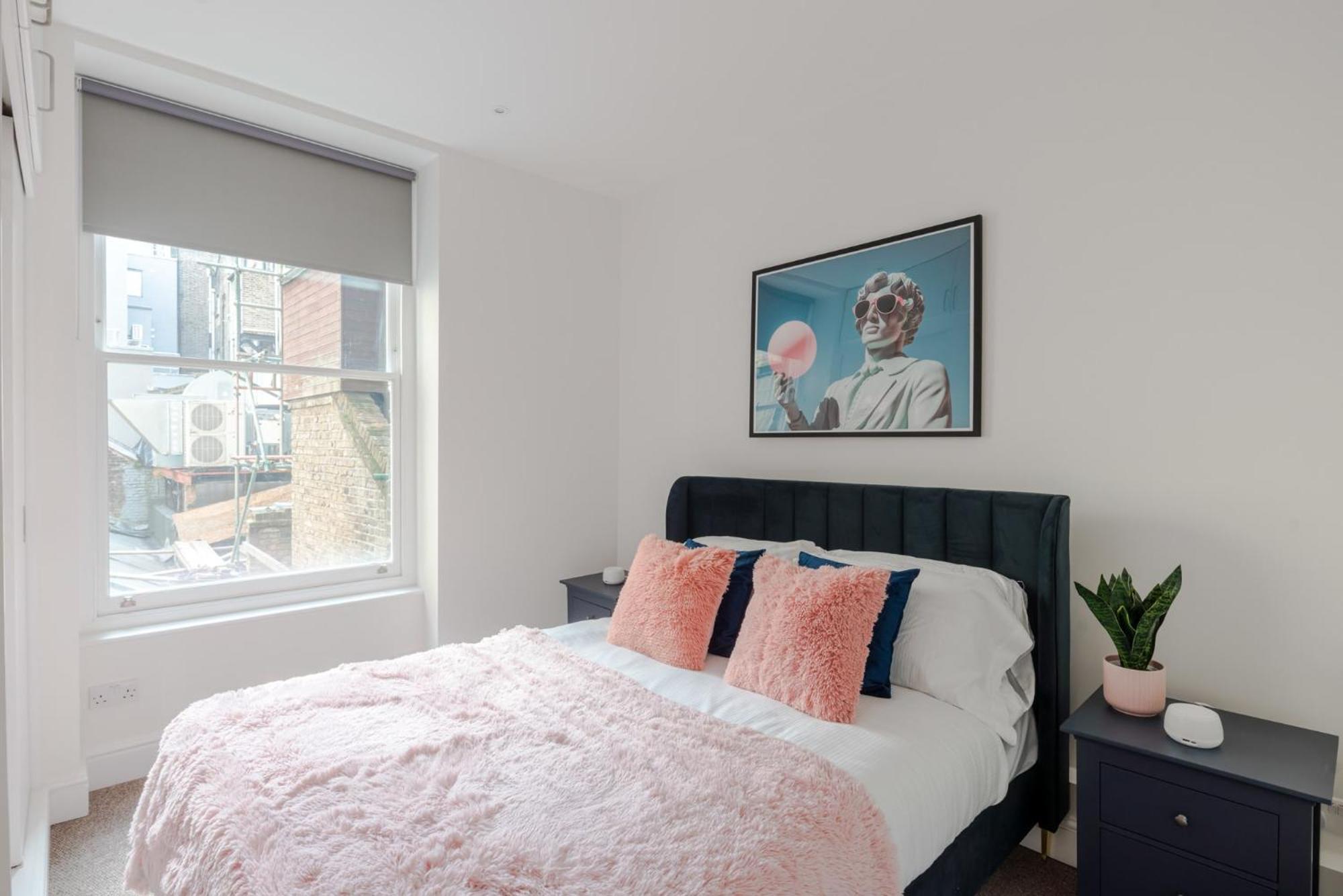 The Flirty Chambers - Fitzrovia - By Frankie Says * Londres
