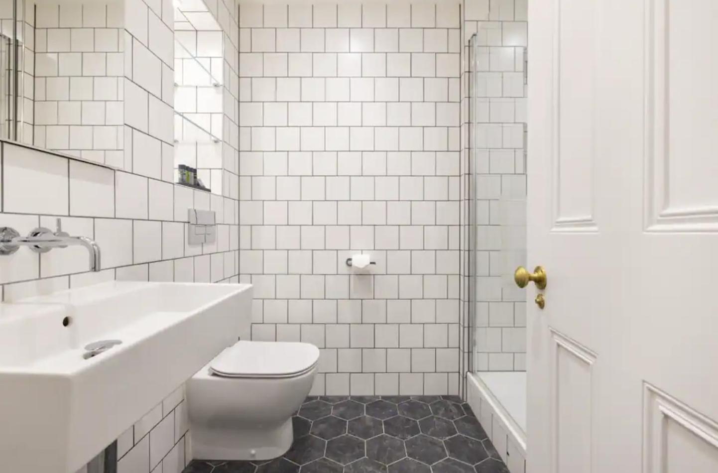 Spacious Flat In Central Ldn, Payment Required Straight Away The Host Will Message You After You've Made A Reservation Apartment *