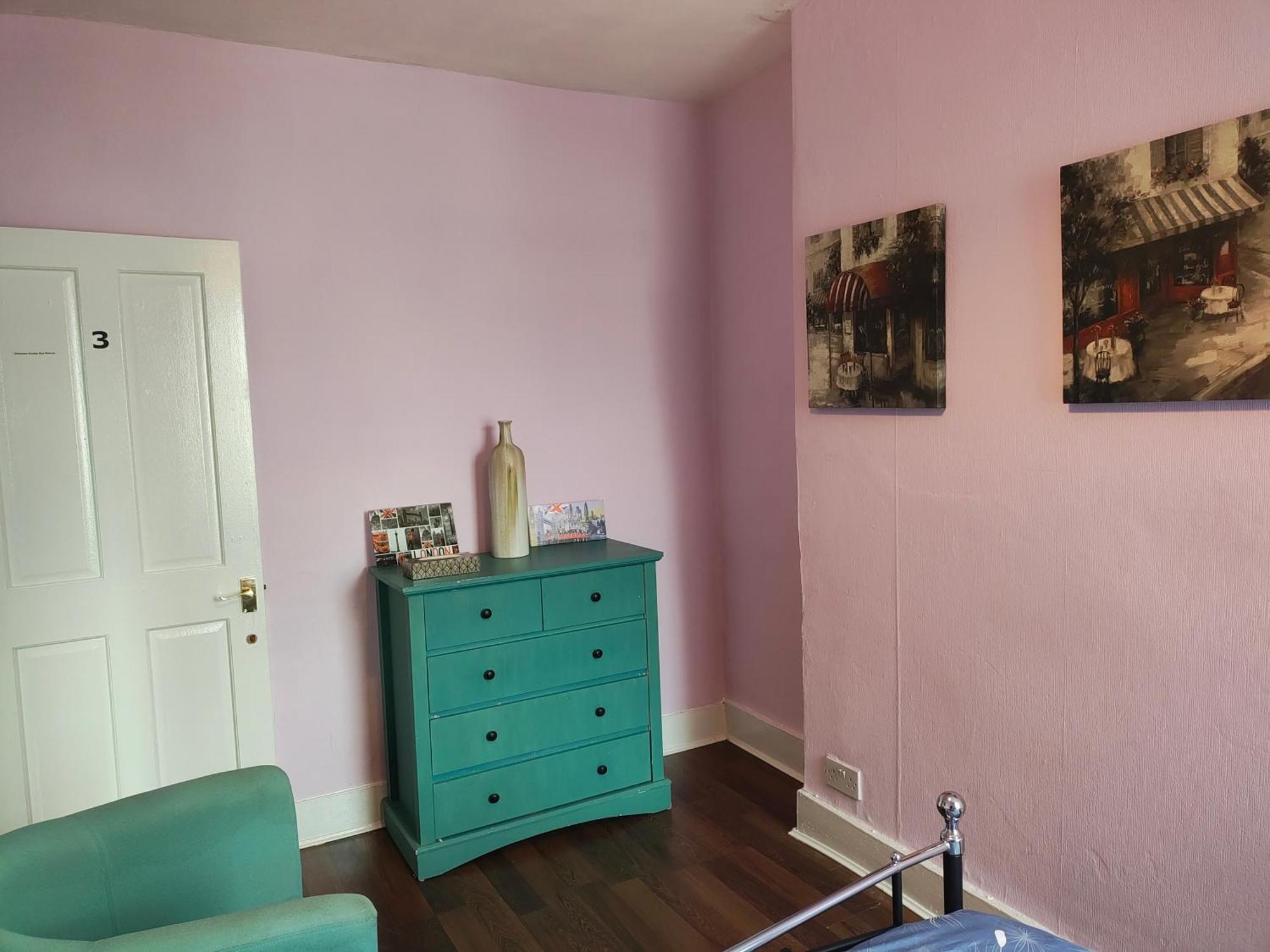 Charming Double Bed Retreat Gasthof London