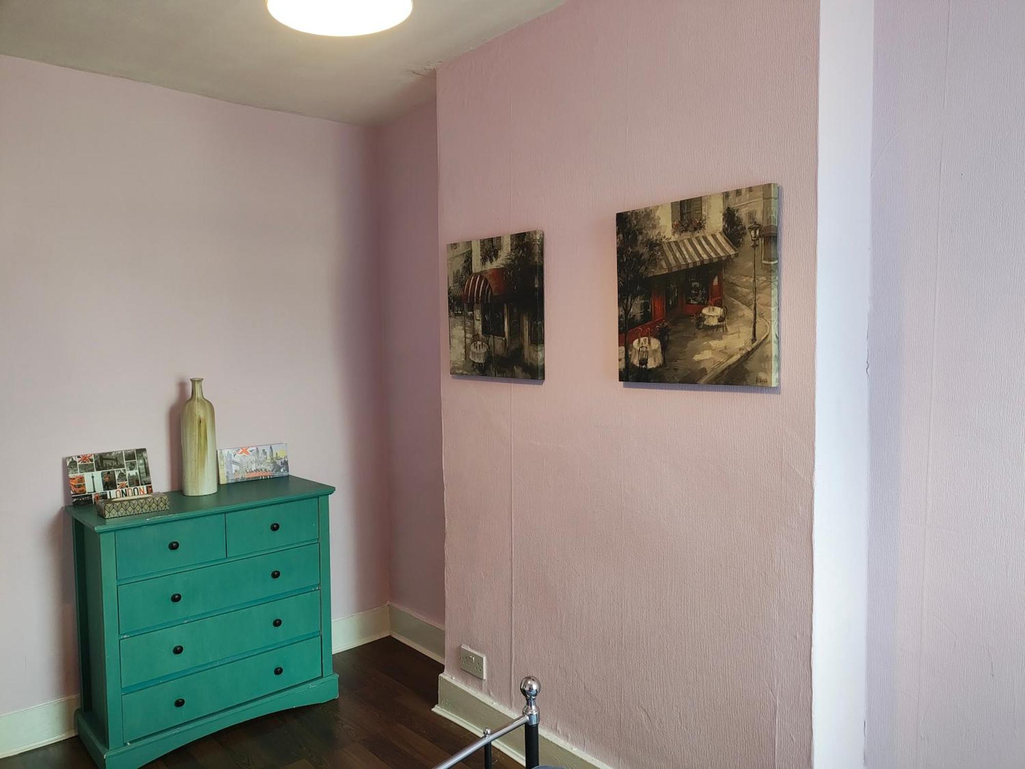 Charming Double Bed Retreat London