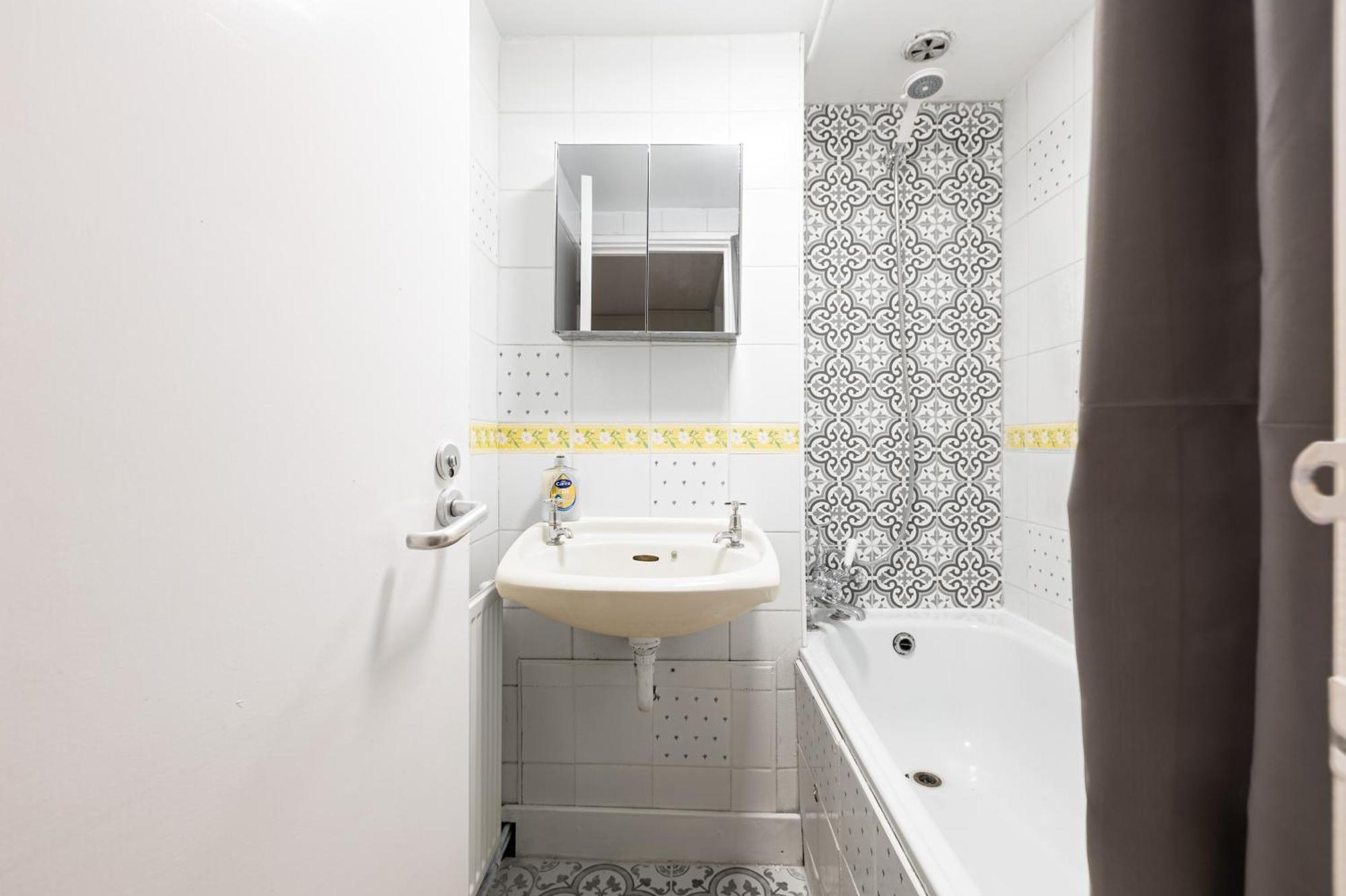 Magnificent 3br With Balcony *