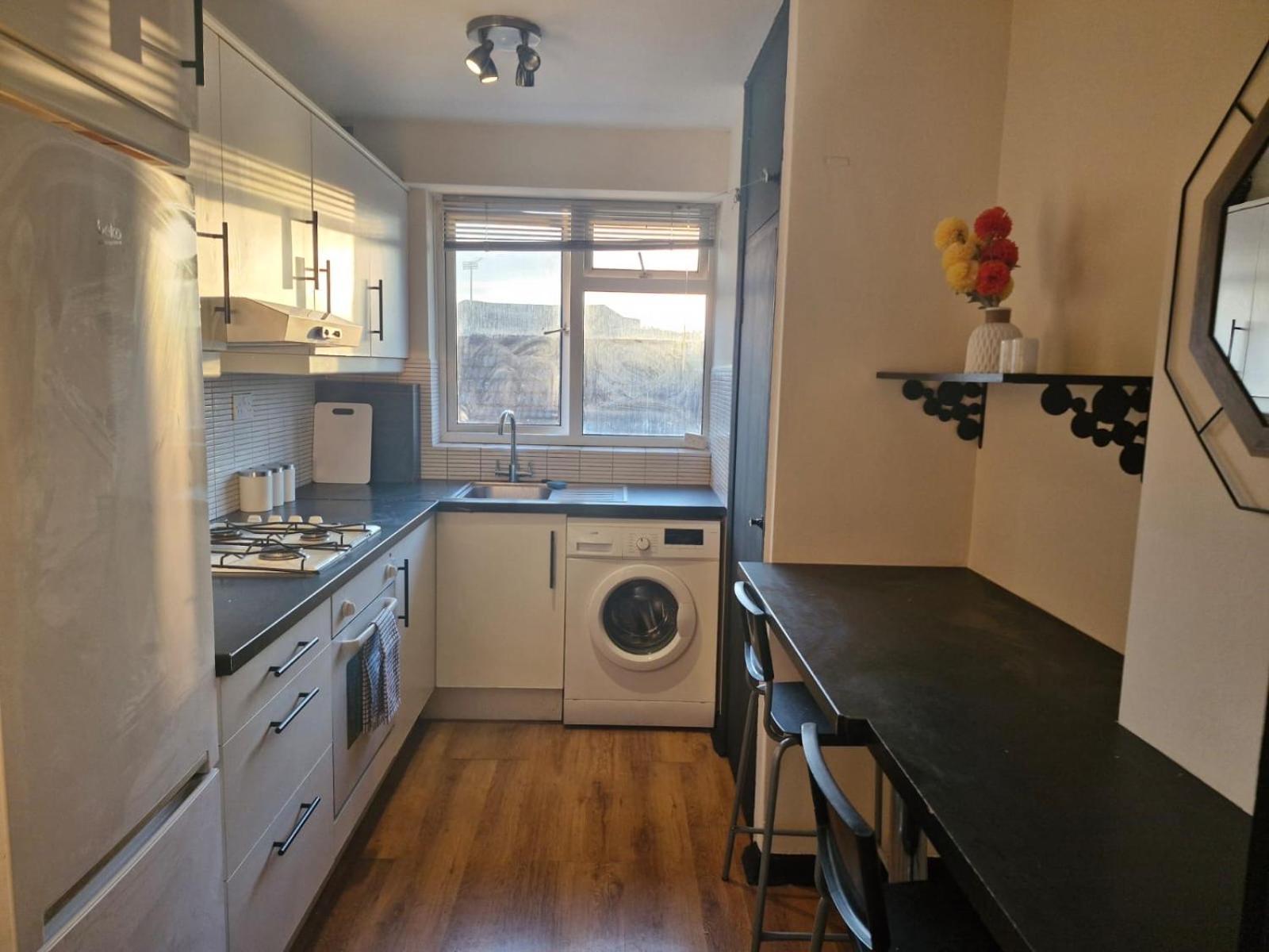 Elegant & Spacious 2-bedroom In Wimbledon Apartamento *