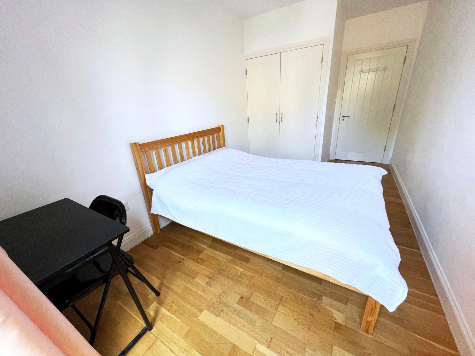 Bedroom 1, Queens Road Quarto em Acomodações Particulares Londres