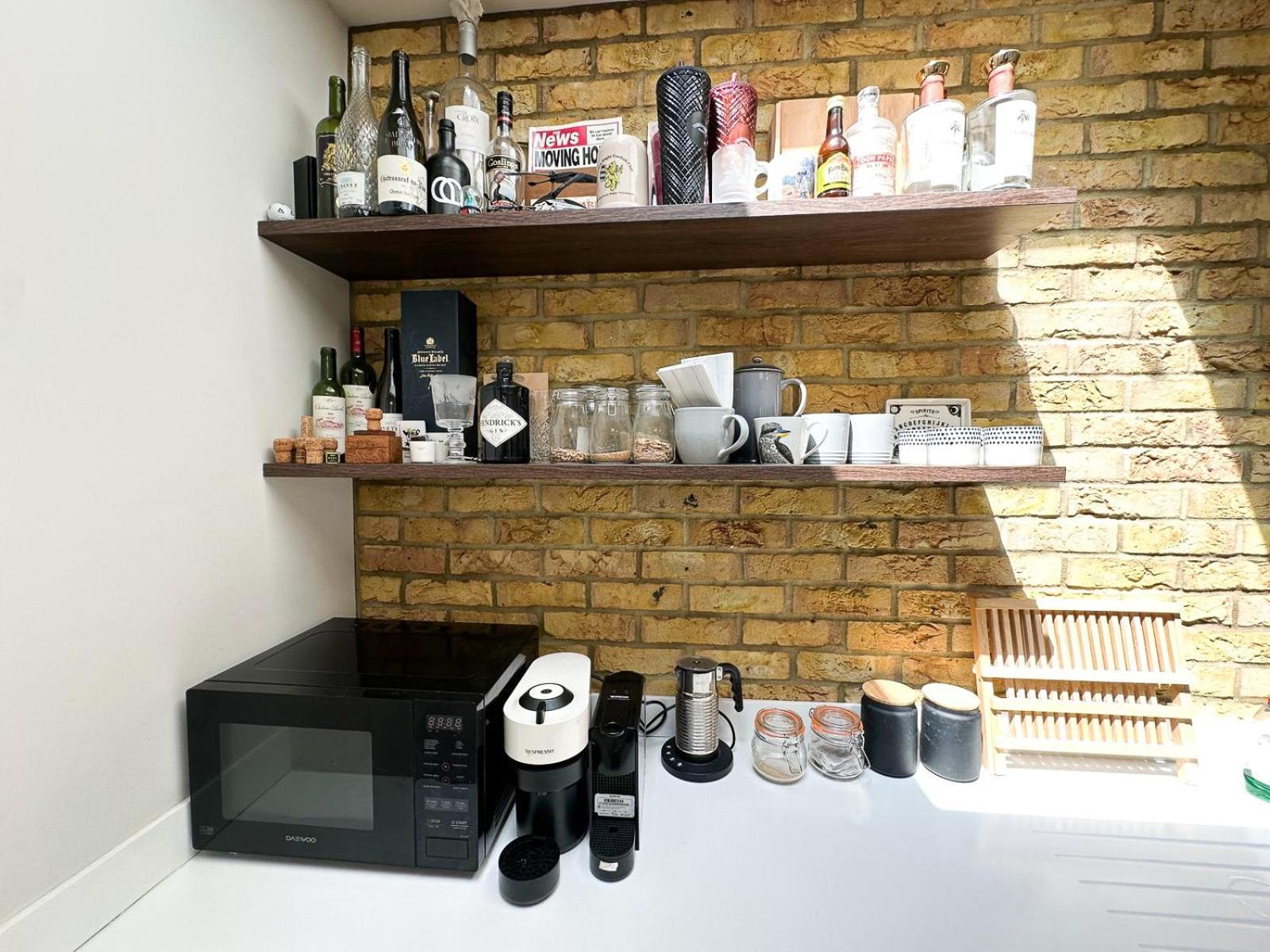 Sleek 2 Bedroom Flat With Private Patio & Firepit In Shepherds Bush, Near Hammersmith *
