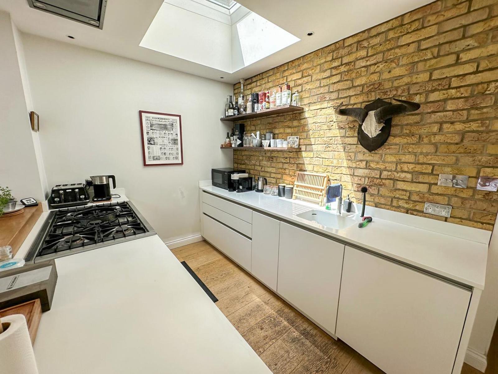 Sleek 2 Bedroom Flat With Private Patio & Firepit In Shepherds Bush, Near Hammersmith *
