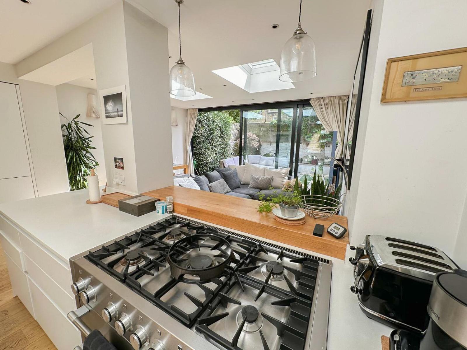 Sleek 2 Bedroom Flat With Private Patio & Firepit In Shepherds Bush, Near Hammersmith *