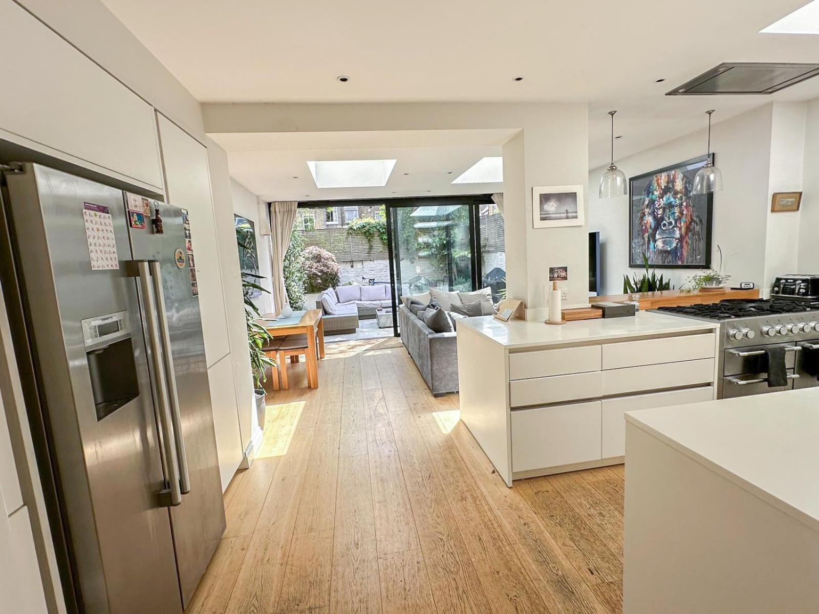 Sleek 2 Bedroom Flat With Private Patio & Firepit In Shepherds Bush, Near Hammersmith Apartamento *