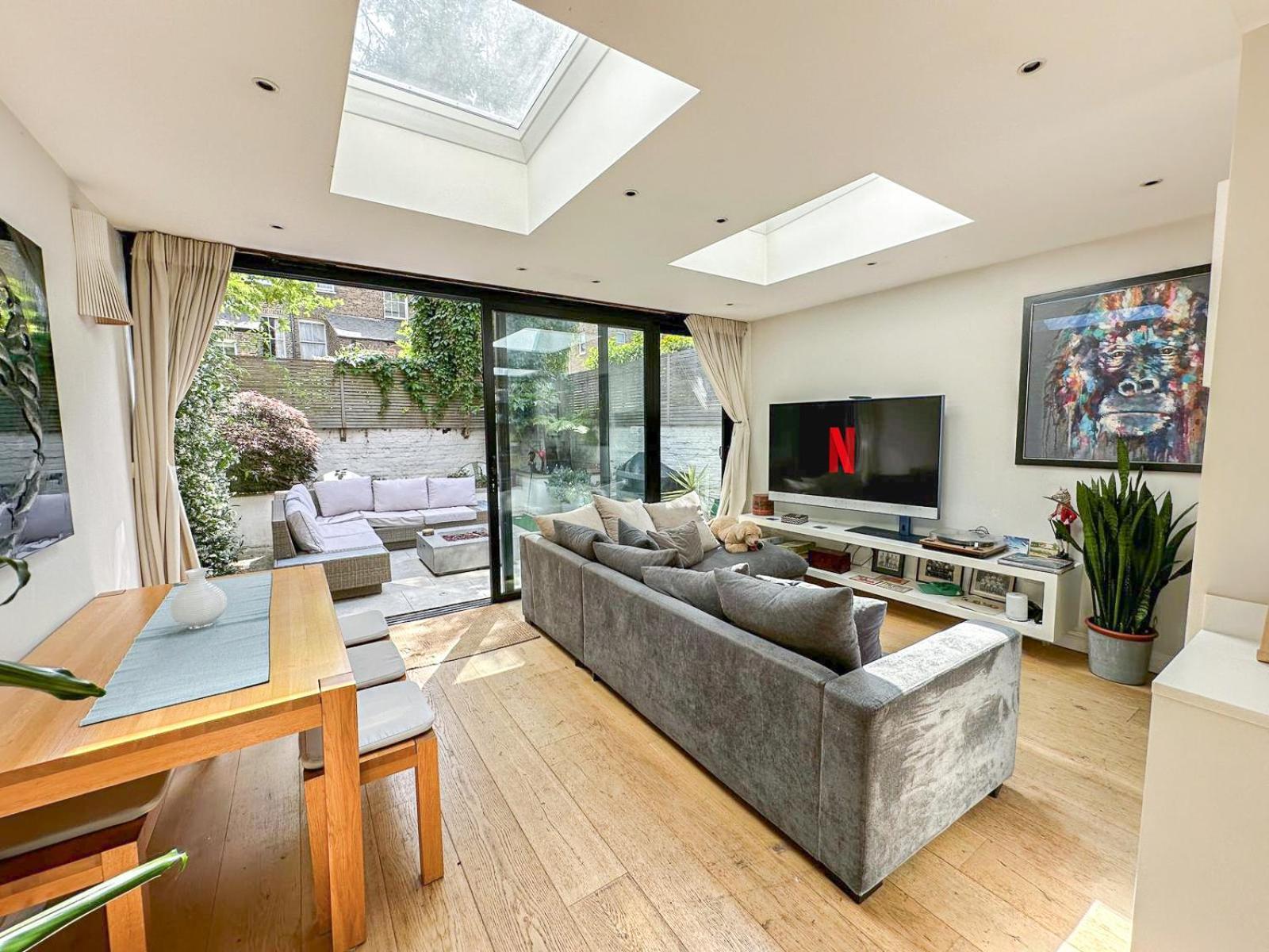 Sleek 2 Bedroom Flat With Private Patio & Firepit In Shepherds Bush, Near Hammersmith Londres