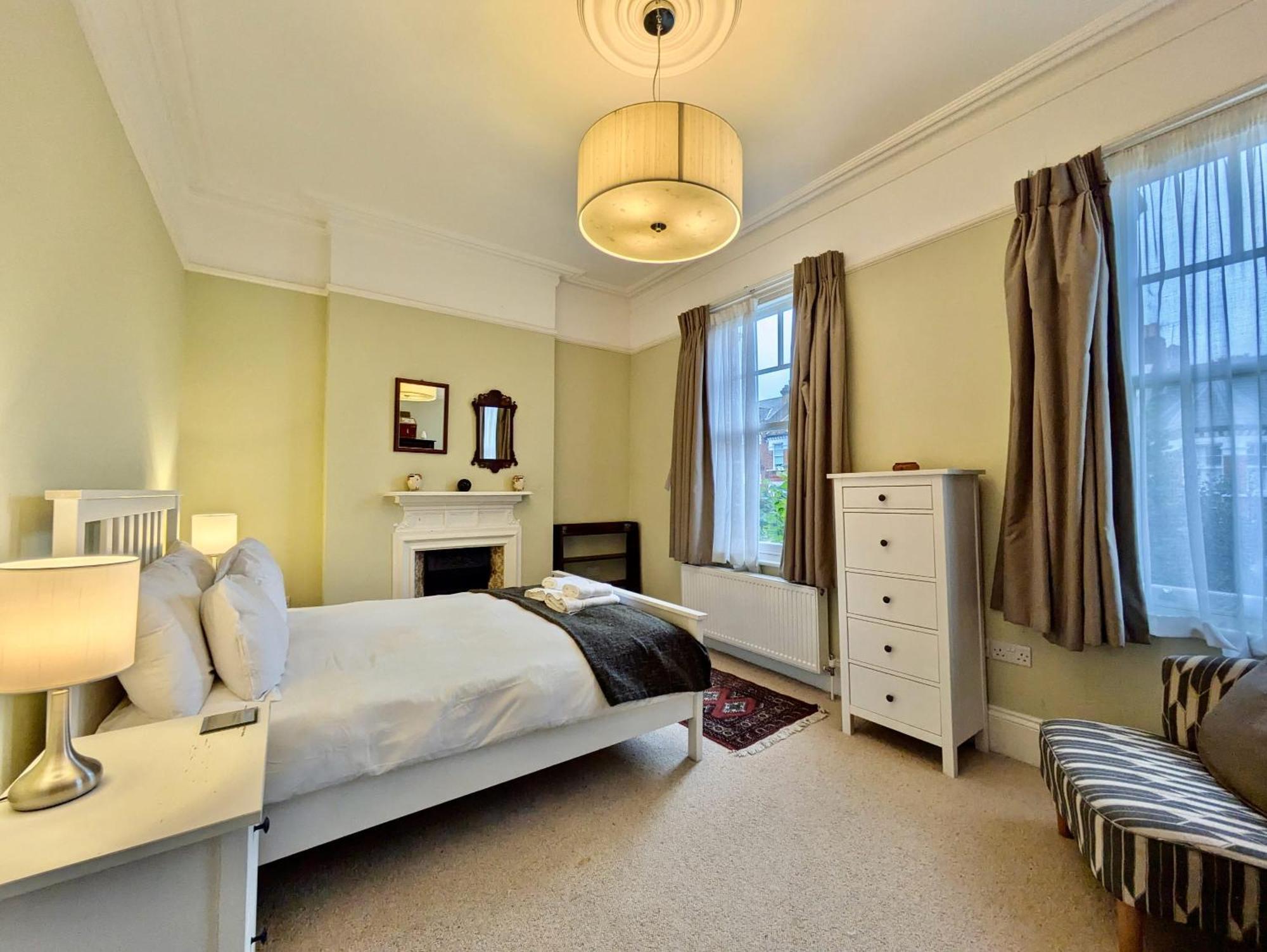 Impressive 5br Family In Leafy Casa de Férias Londres