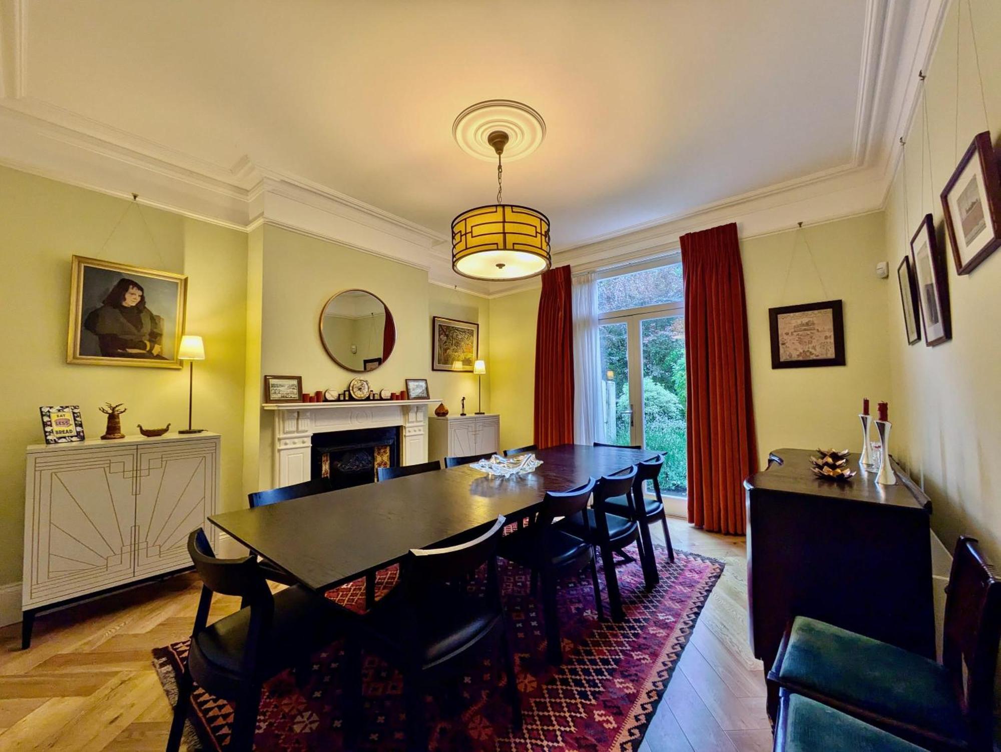 Impressive 5br Family In Leafy Londen