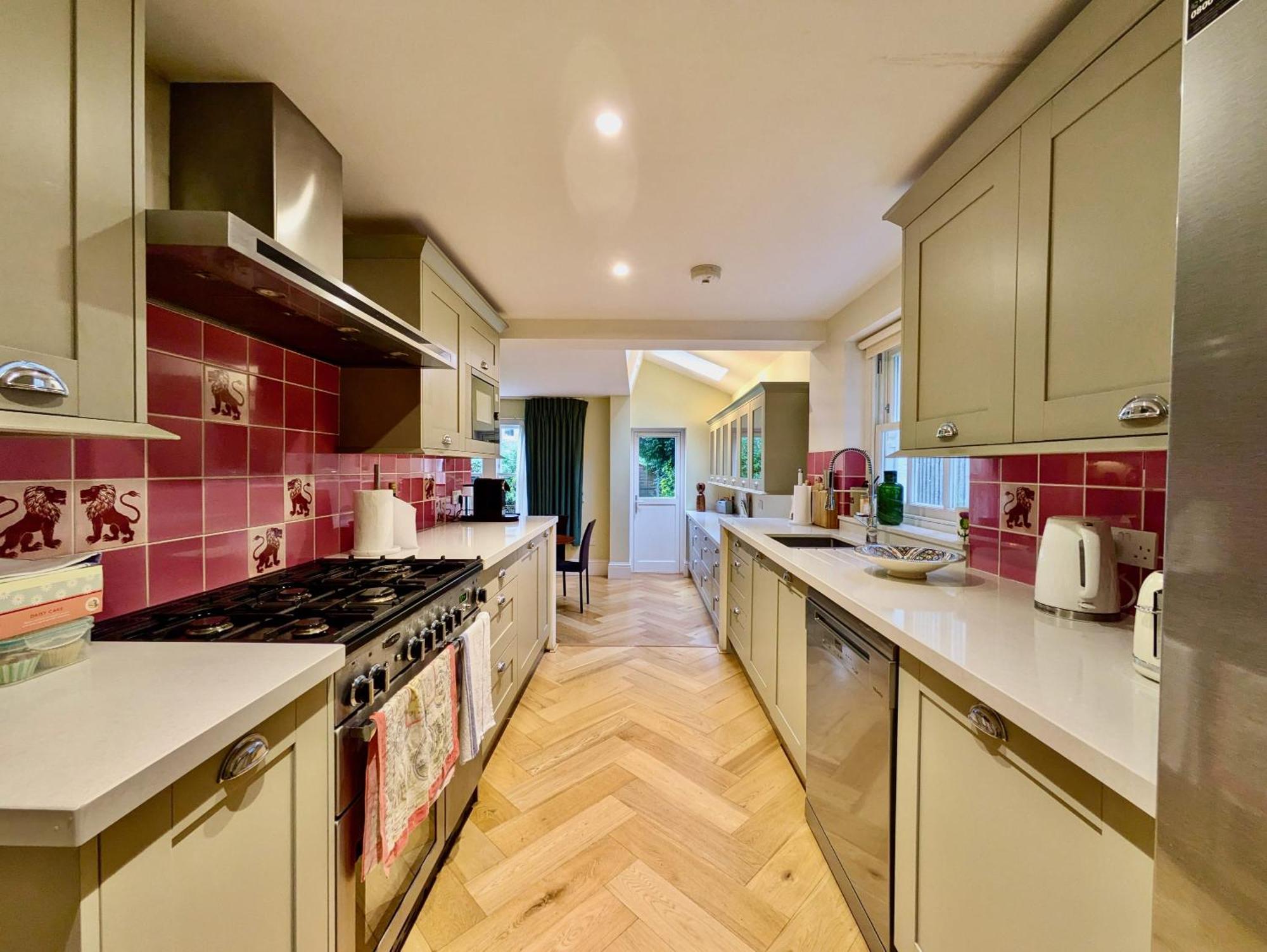 Impressive 5br Family In Leafy