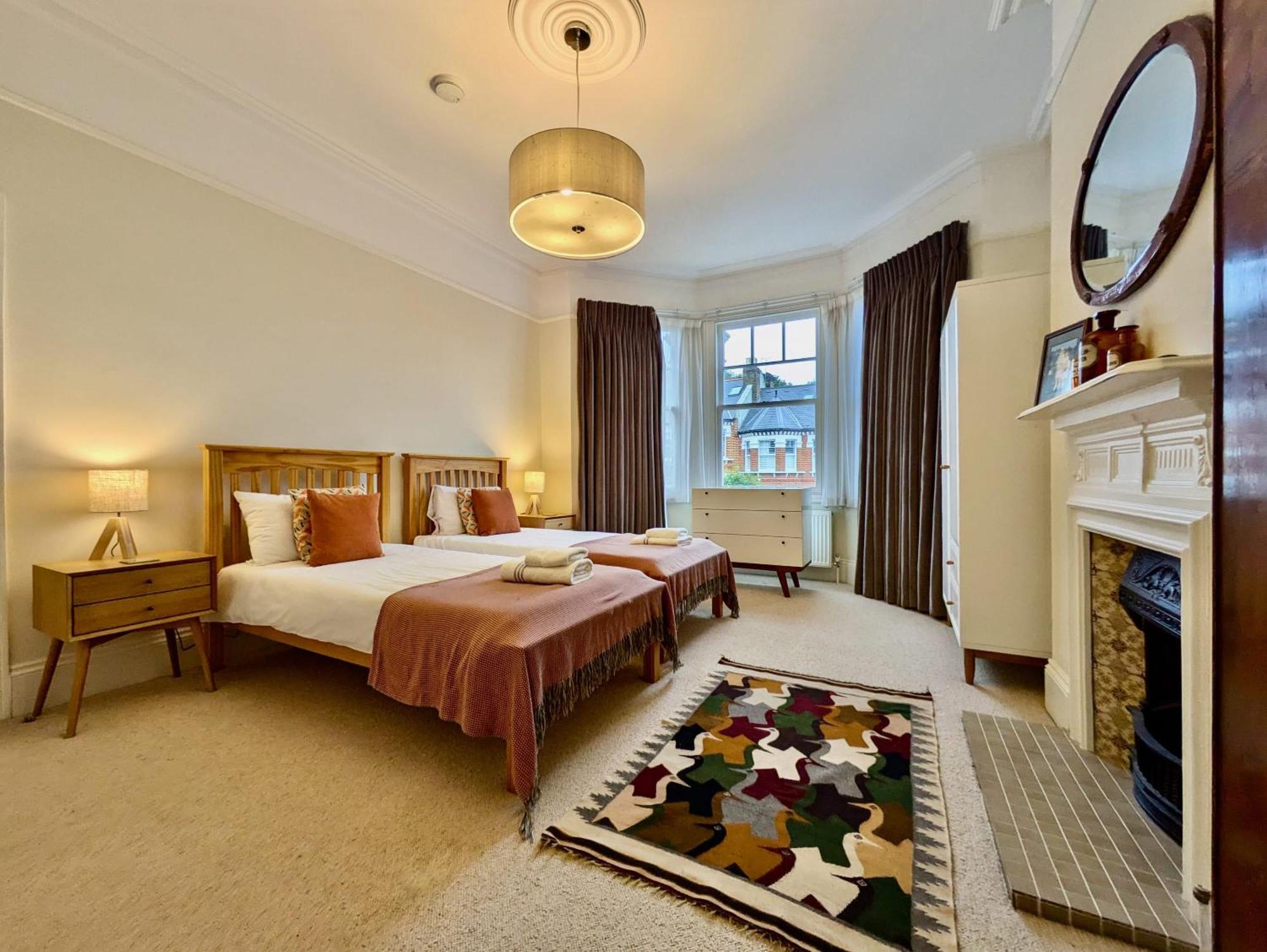Casa de Férias Impressive 5br Family In Leafy Londres