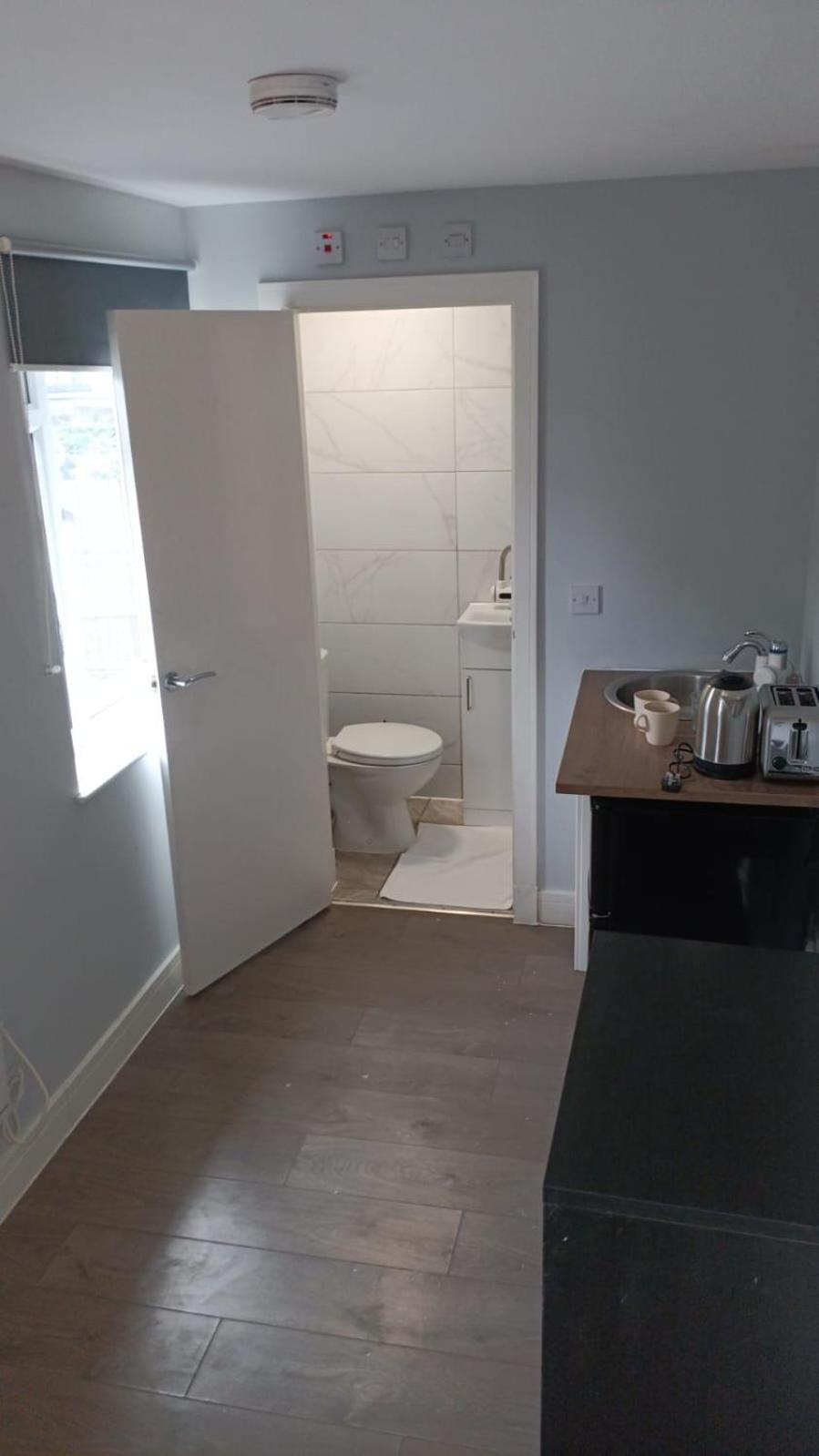 Letzi Private En-suite Near Wembley * London