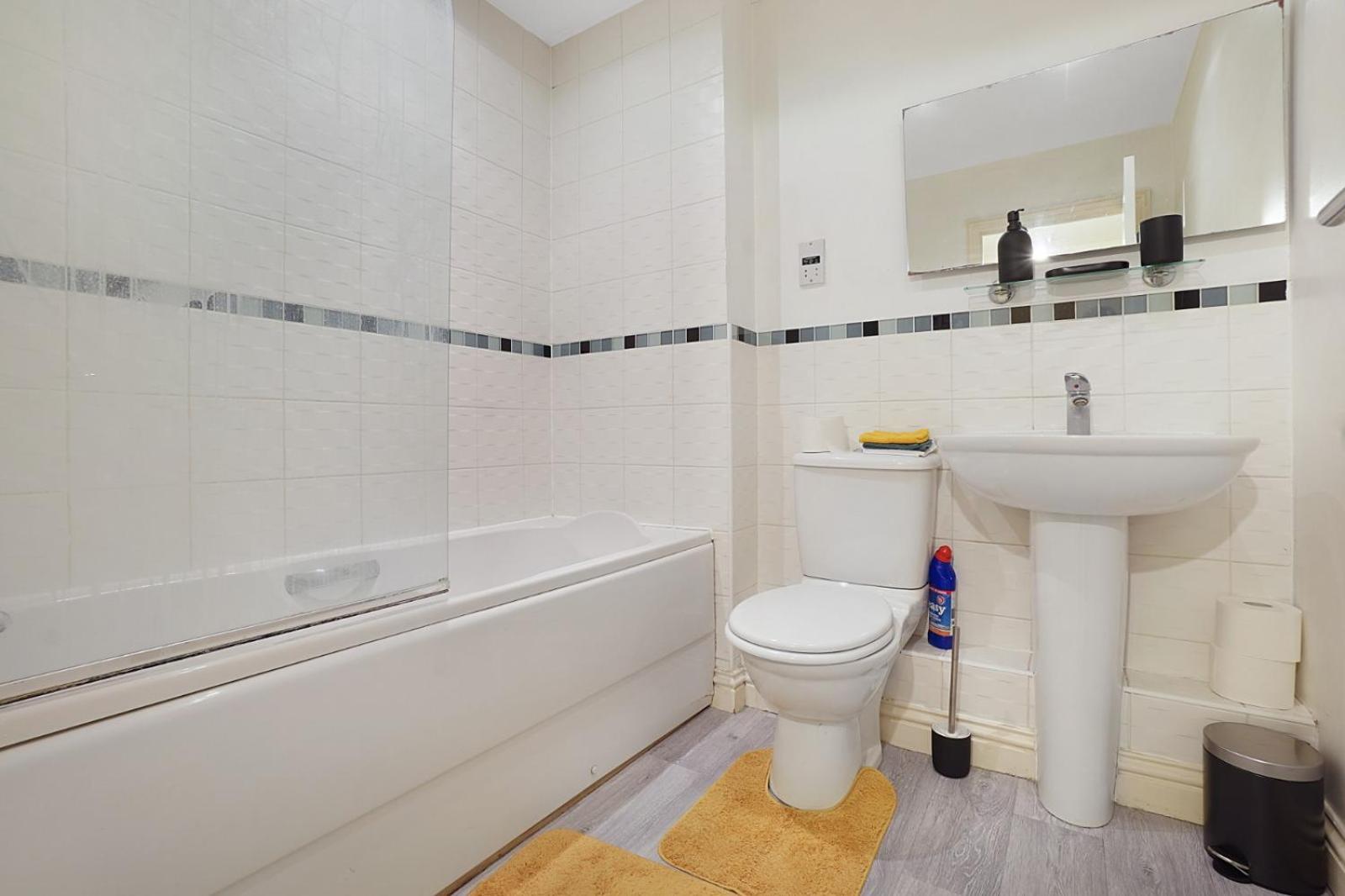 London*stamfordhill *2br*sleeps 5*2 Tube Lines*contractors*relocation Apartamento *