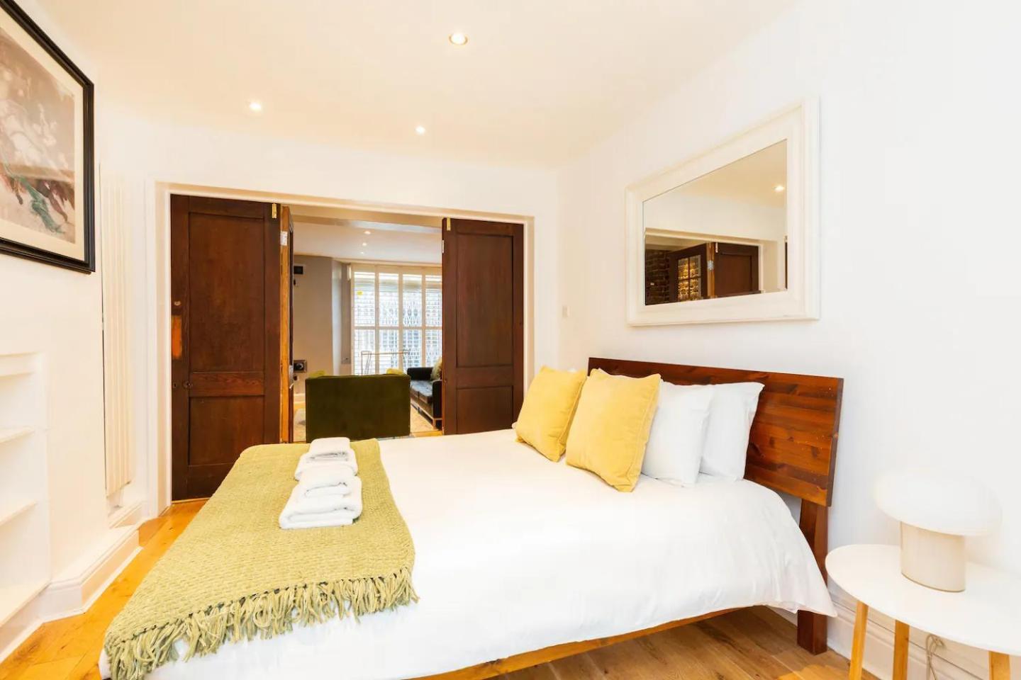 Stylishly Large Camden B1 Apartment