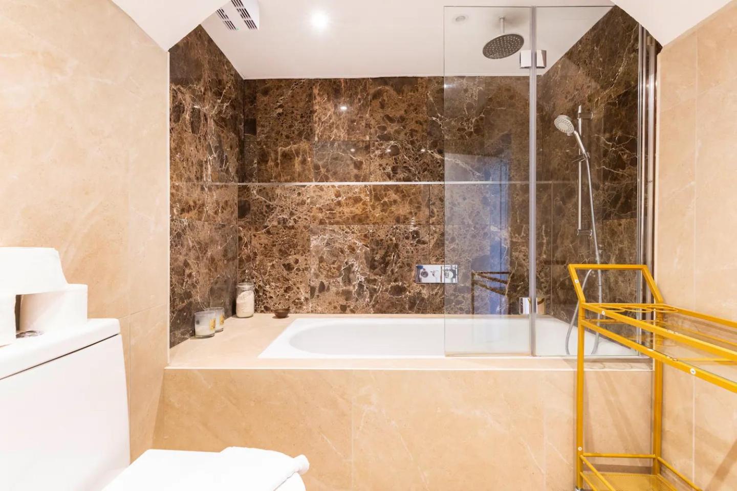 Stylishly Large Camden B1 Apartment