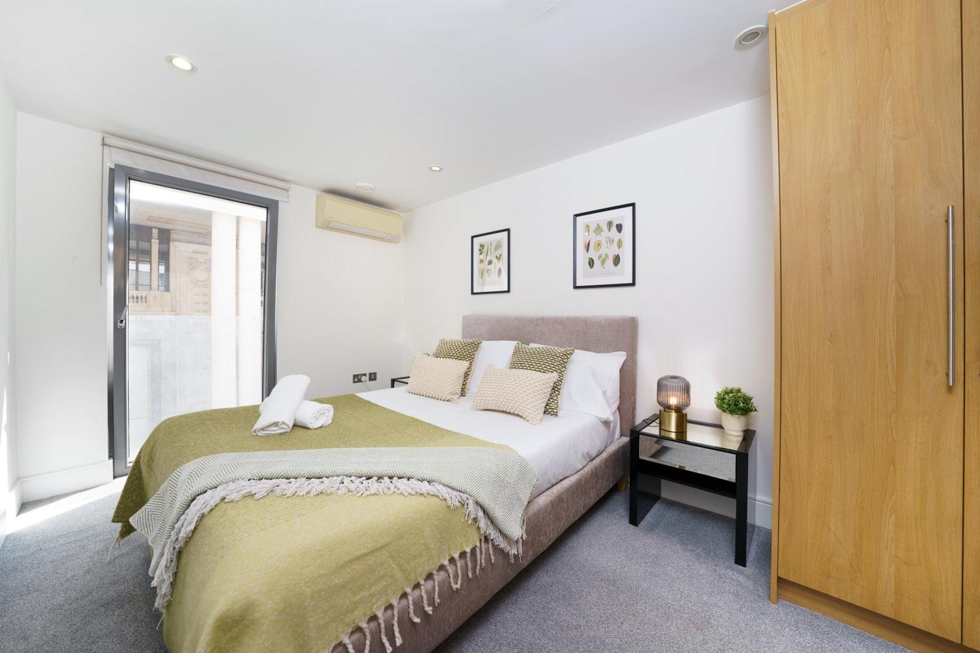 Modern 3 Bed 2 Bath Hyde Park