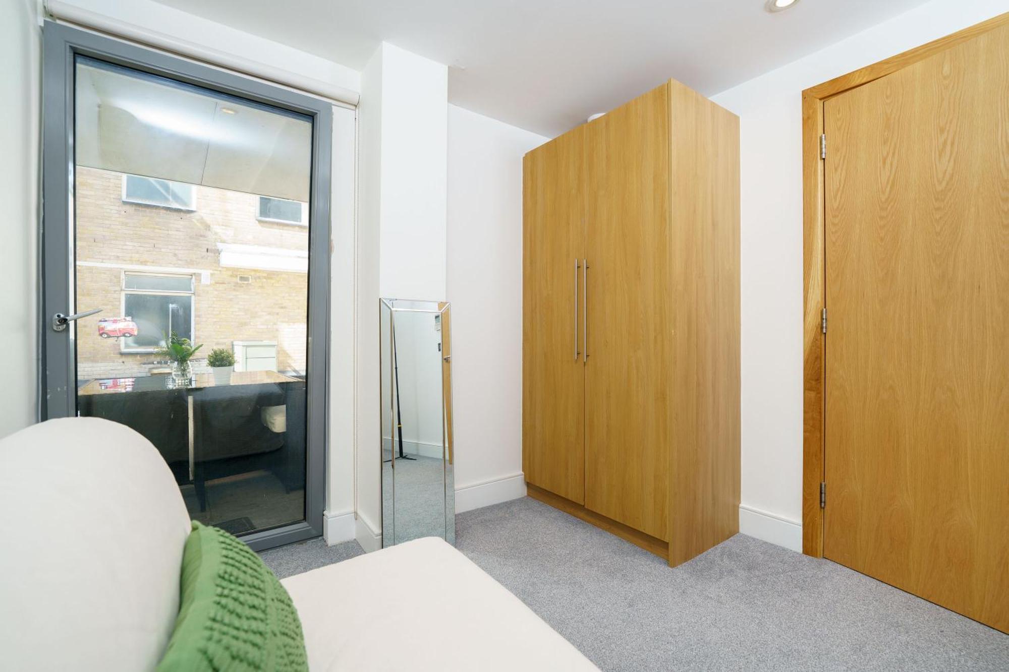 Modern 3 Bed 2 Bath Hyde Park *