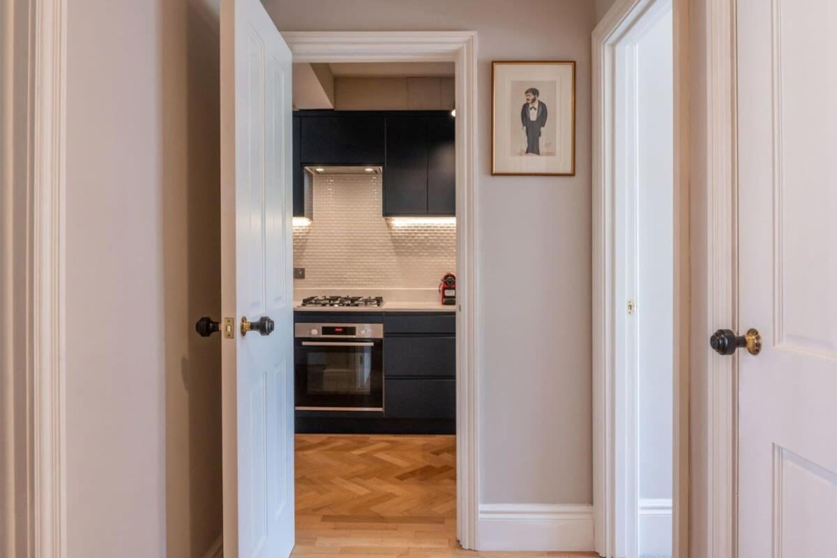 A Regal Abode - Marylebone - By Frankie Says Londres