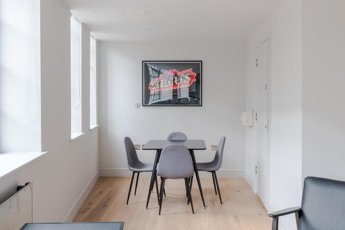 Dolls House - Farringdon - By Frankie Says * Londres