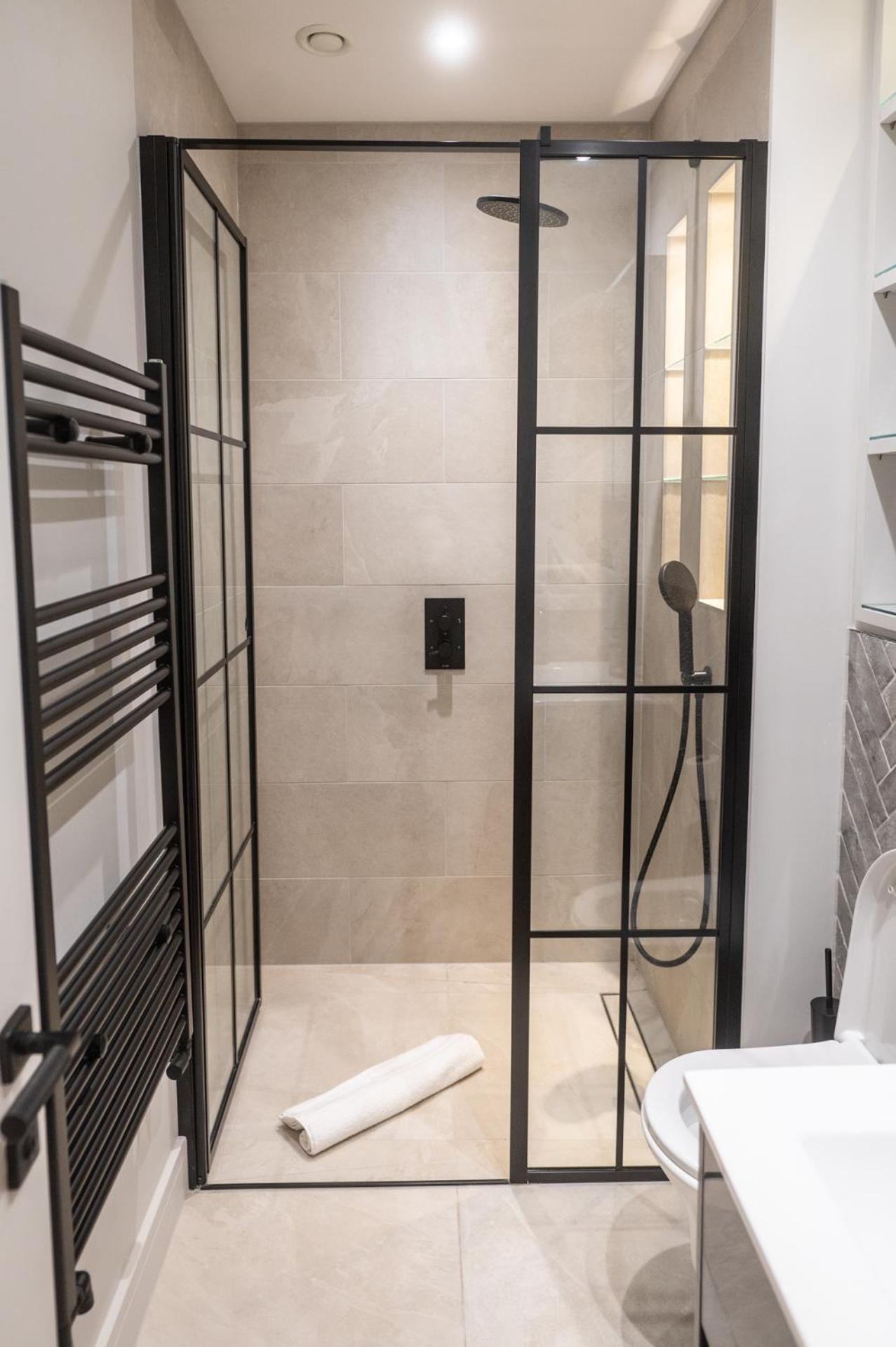 Bright, Modern One Bedroom On 1st Floor Londres