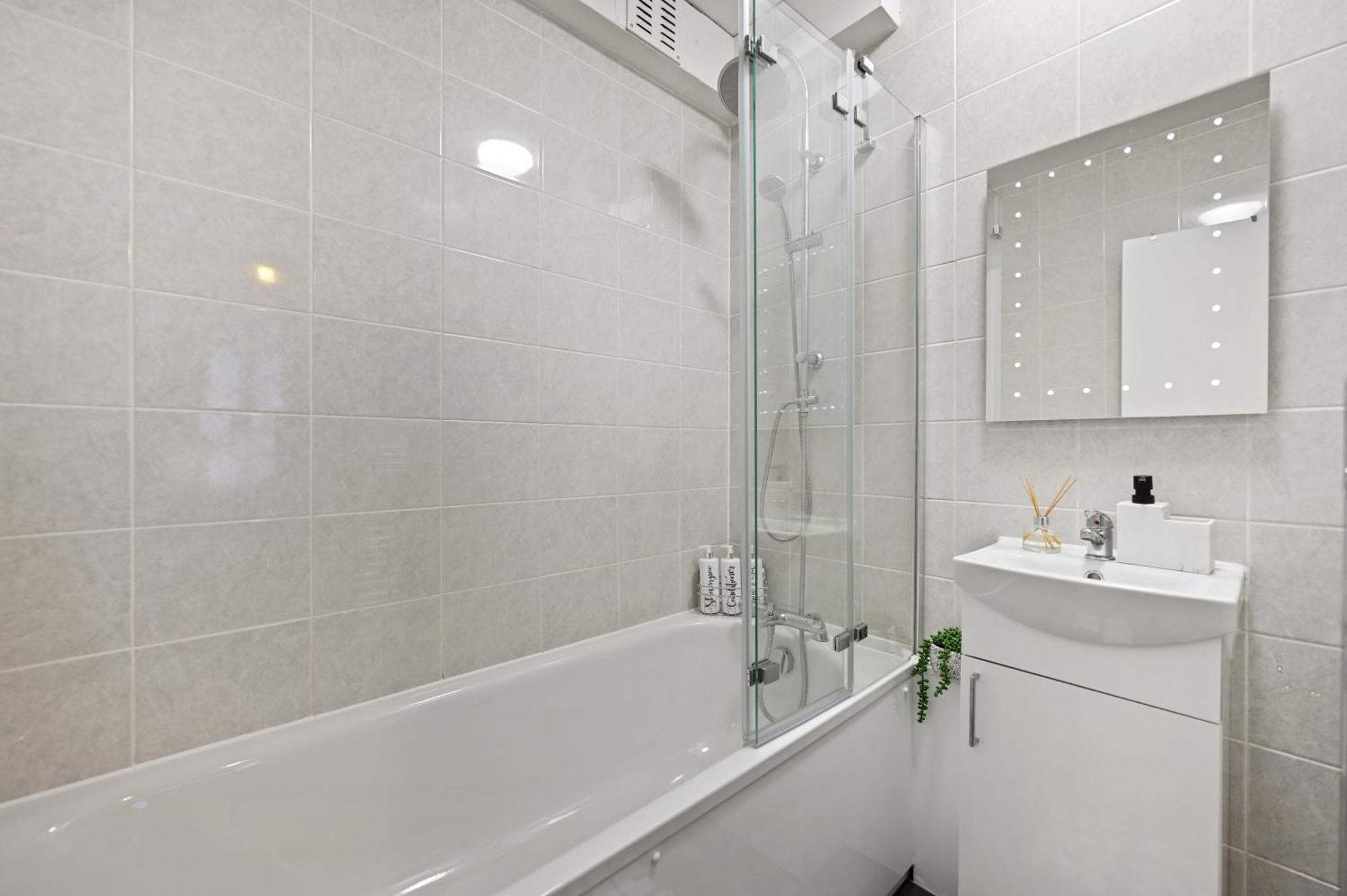 Chic 2-bed Flat With Workspace, Balcony, Parking Appartement