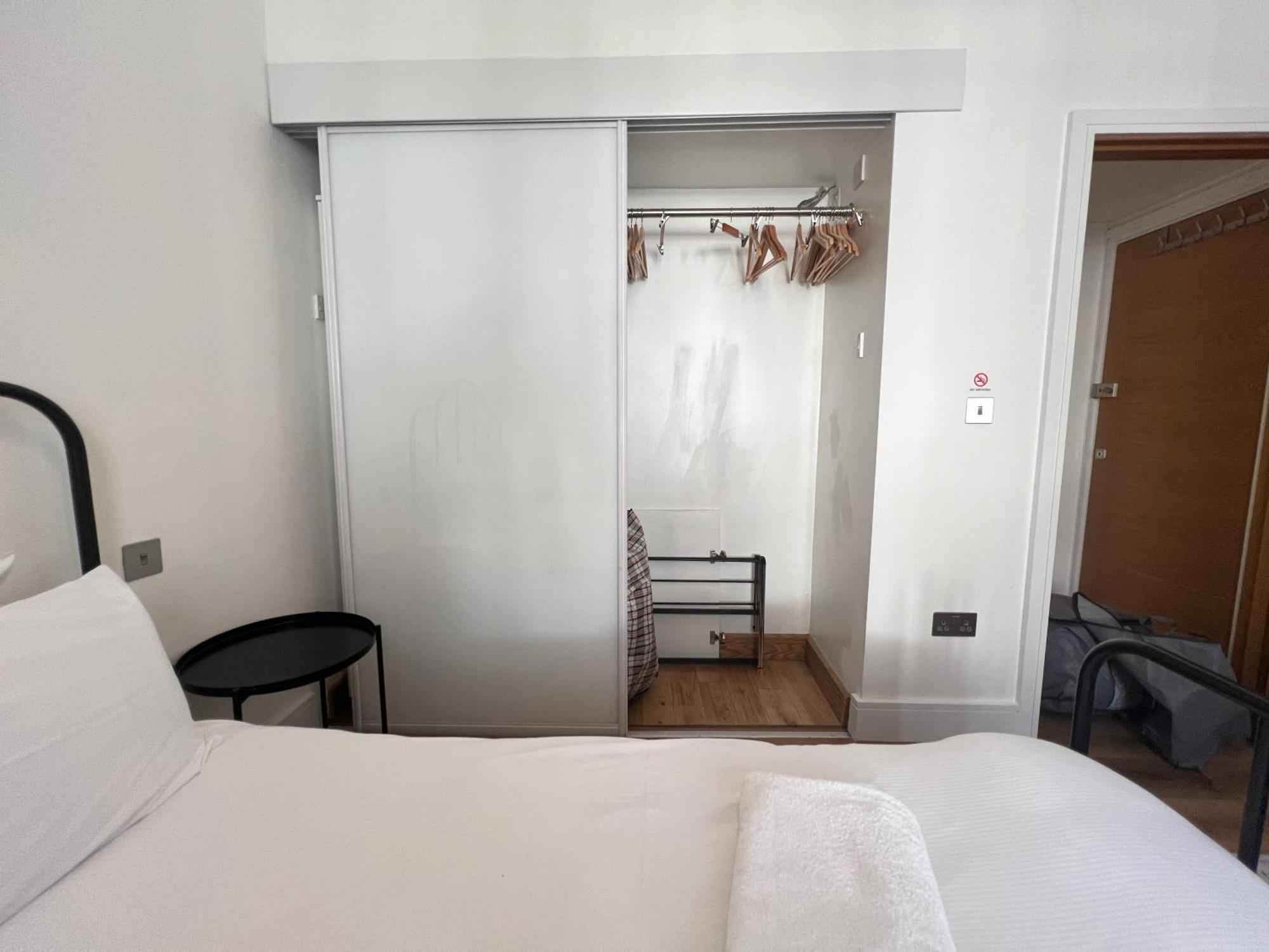 3.5 High Ceilings - Centrally Located Apartment