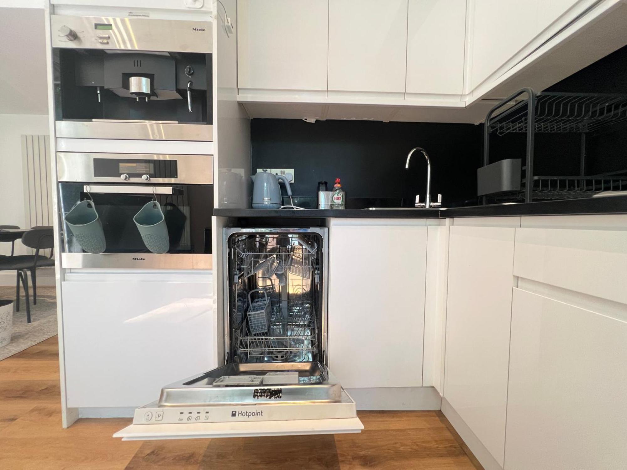 3.5 High Ceilings - Centrally Located Apartment