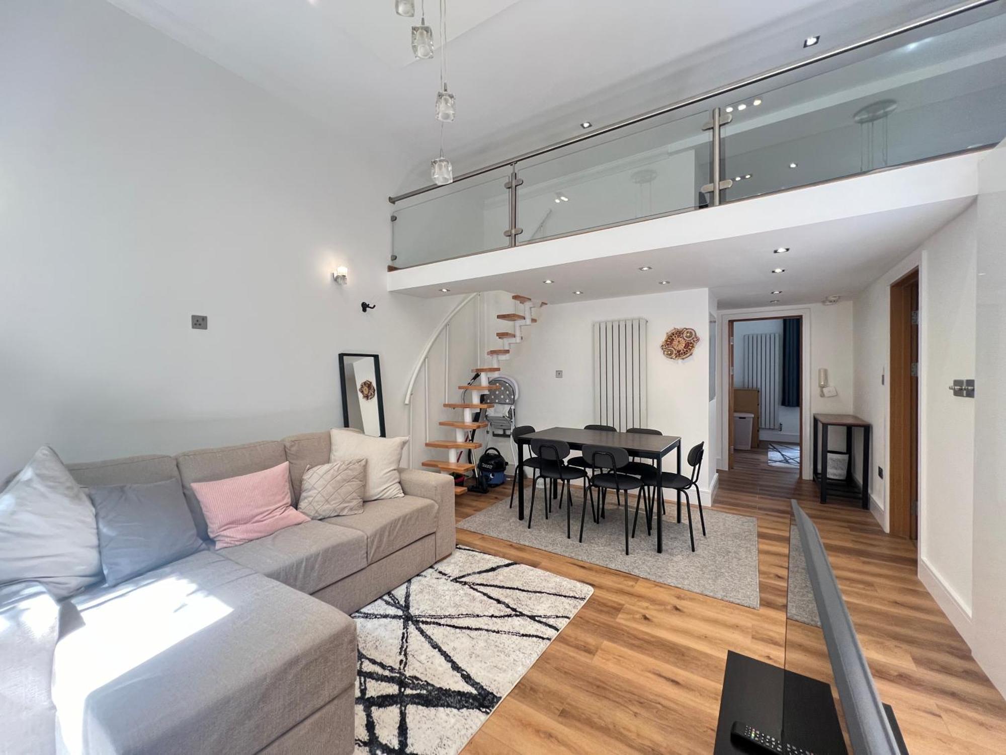 3.5 High Ceilings - Centrally Located Apartment London