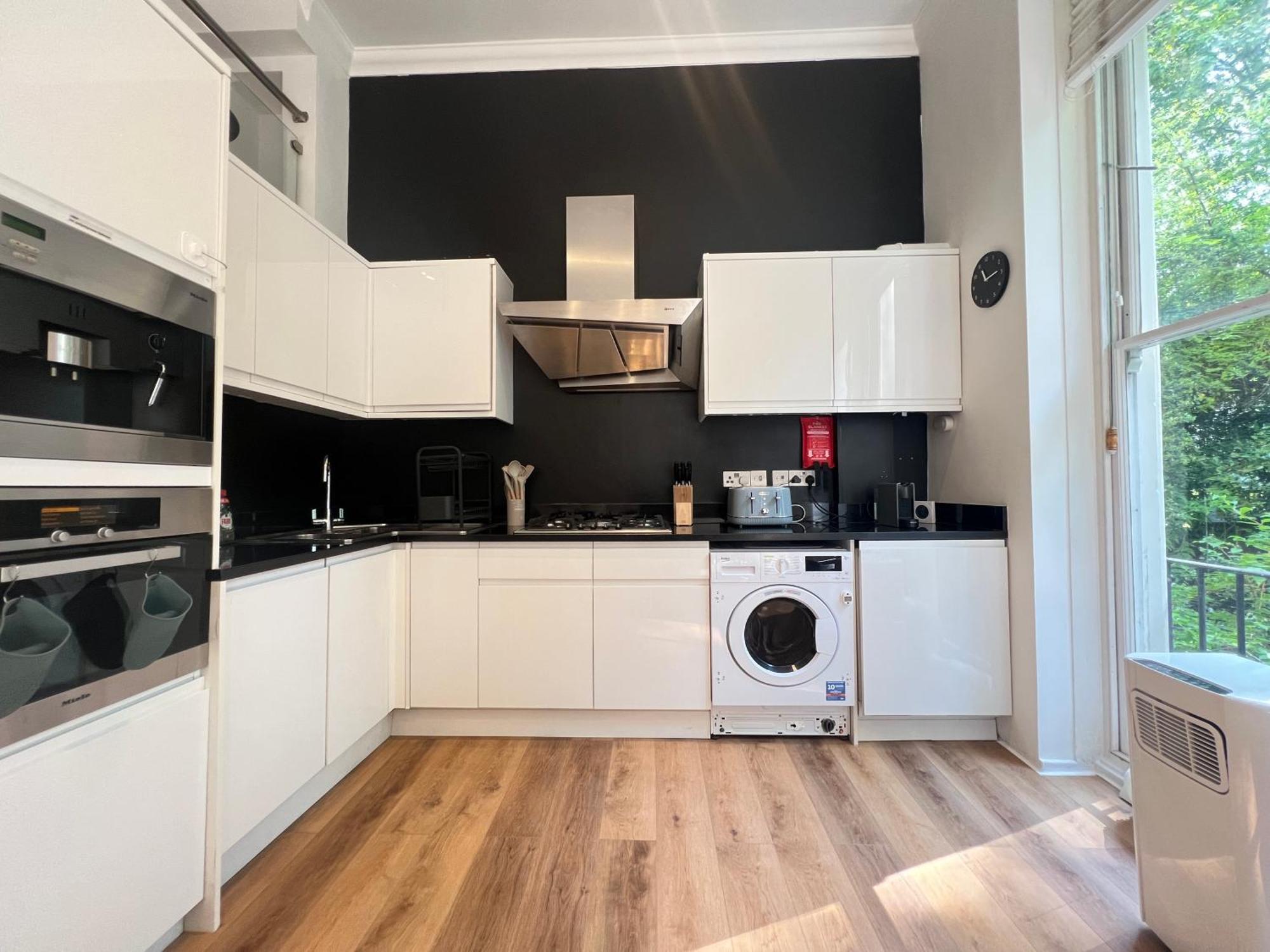Apartment 3.5 High Ceilings - Centrally Located London