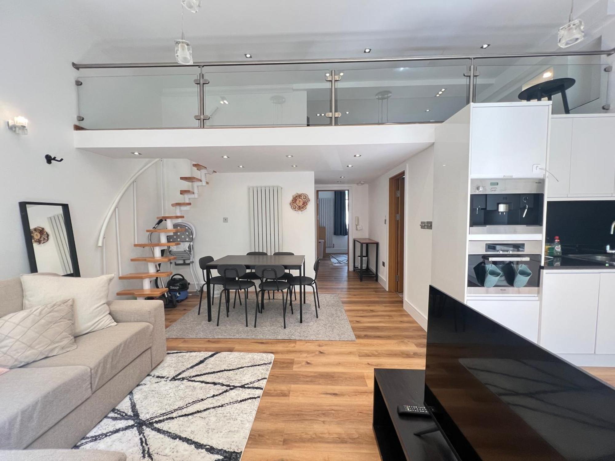 3.5 High Ceilings - Centrally Located Apartment London