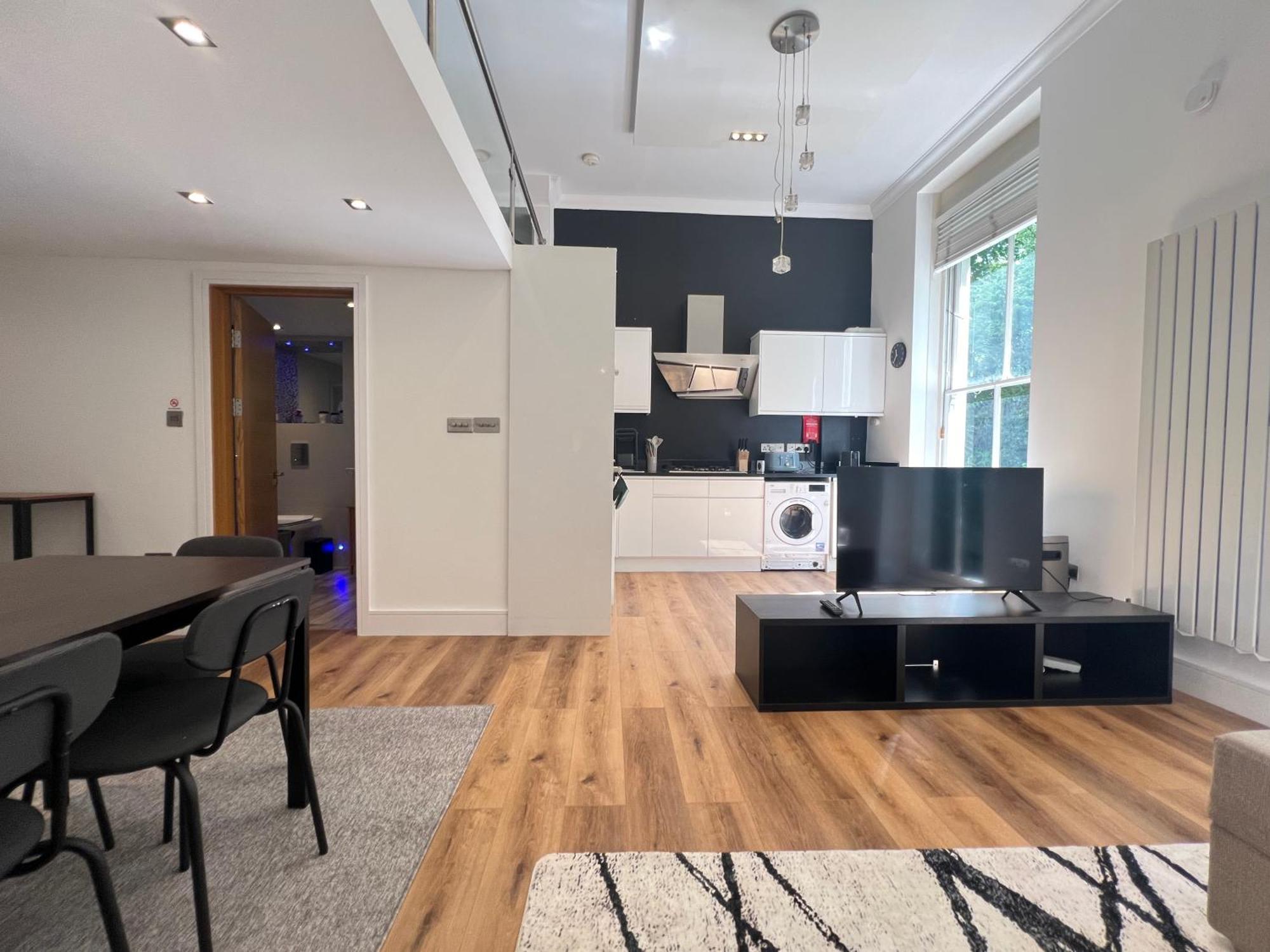 Apartment 3.5 High Ceilings - Centrally Located