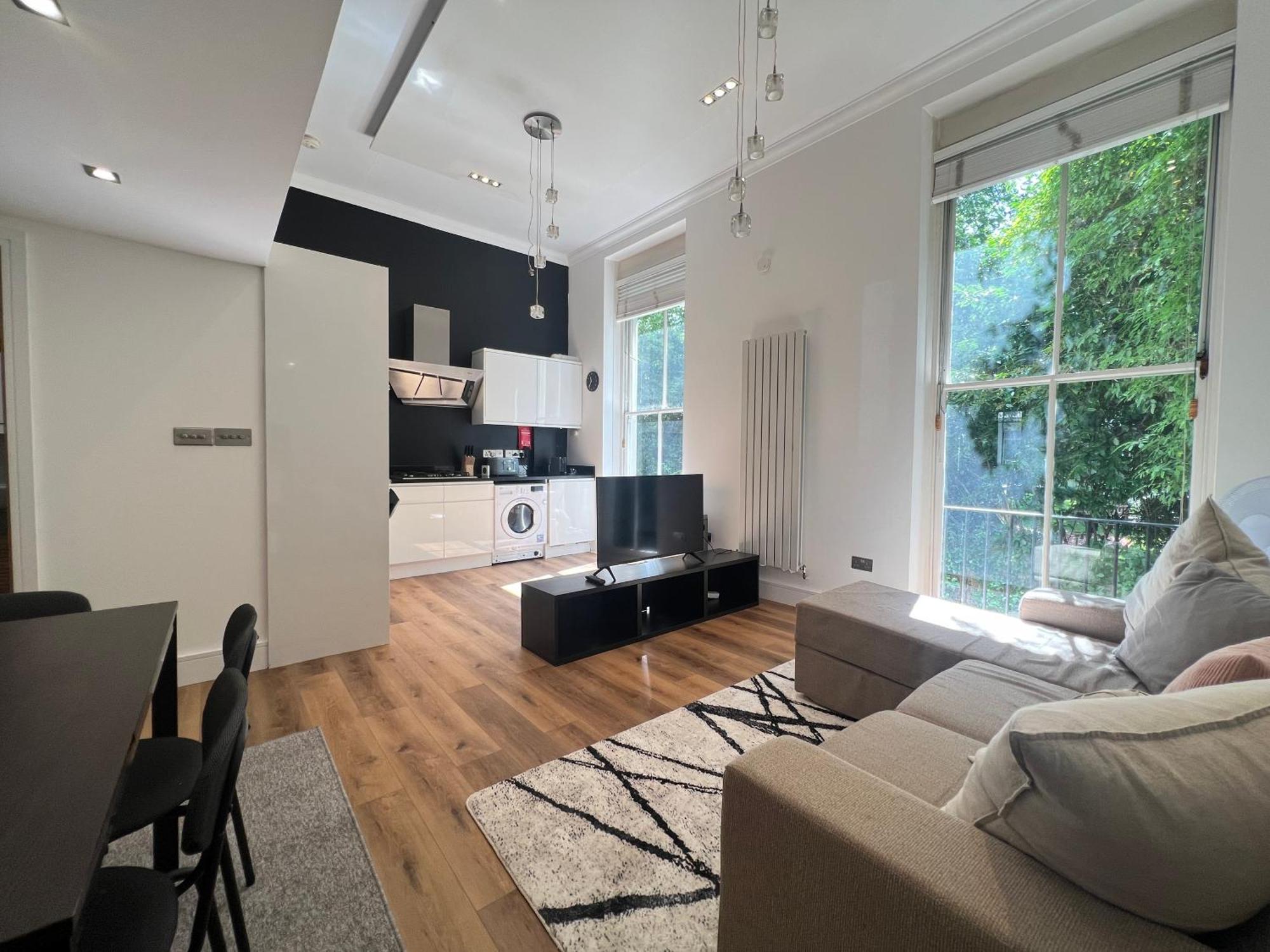 3.5 High Ceilings - Centrally Located Apartment *