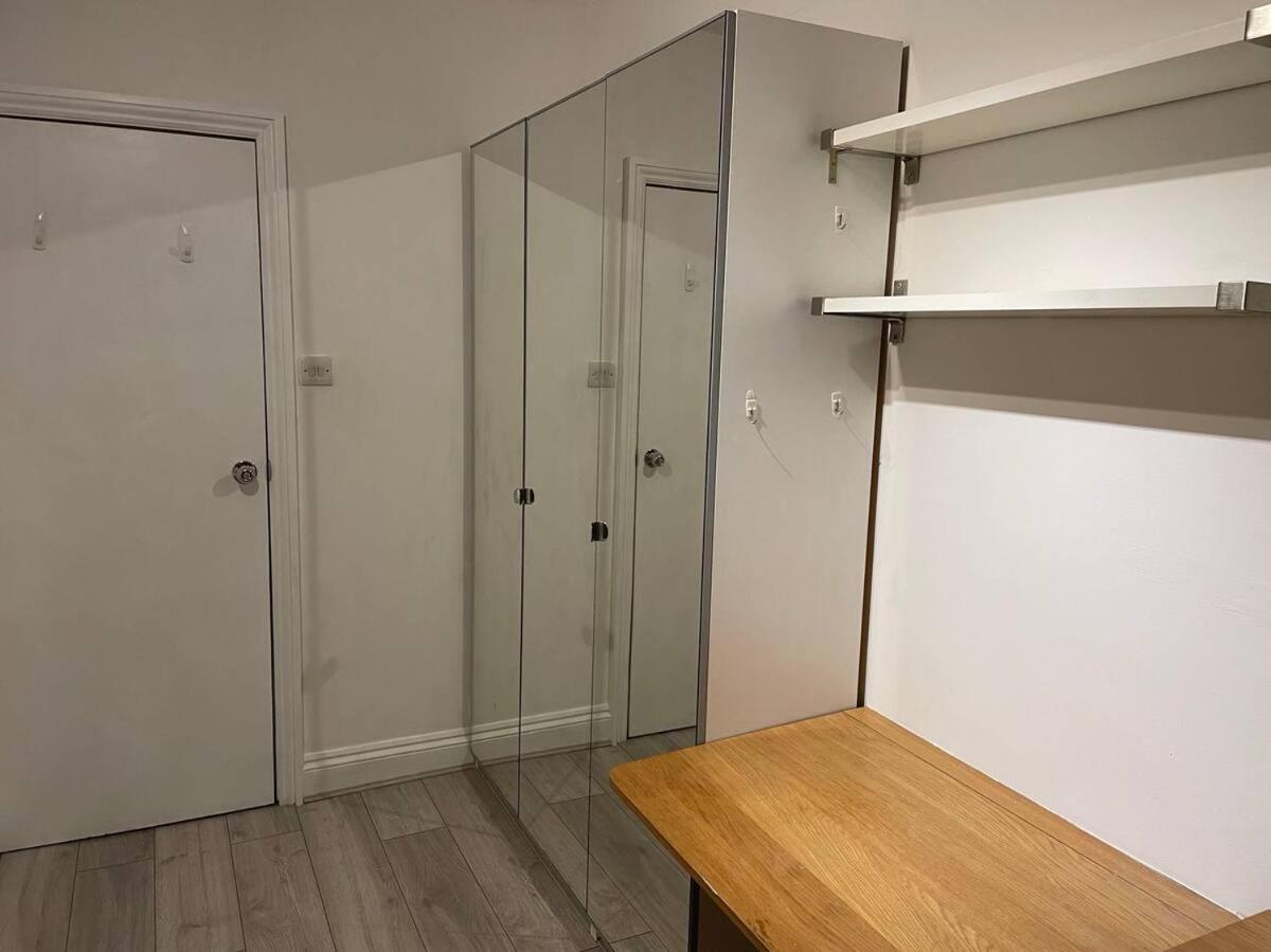 Spacious Double Bedroom With Private Bathroom Ensuite In Canary Wharf E14, Only 1 Stop To Excel And O2 For Short Or Long Let In Canary Wharf, Less Than An Hour From Heathrow, Stansted And Gatwick Airport * Londres