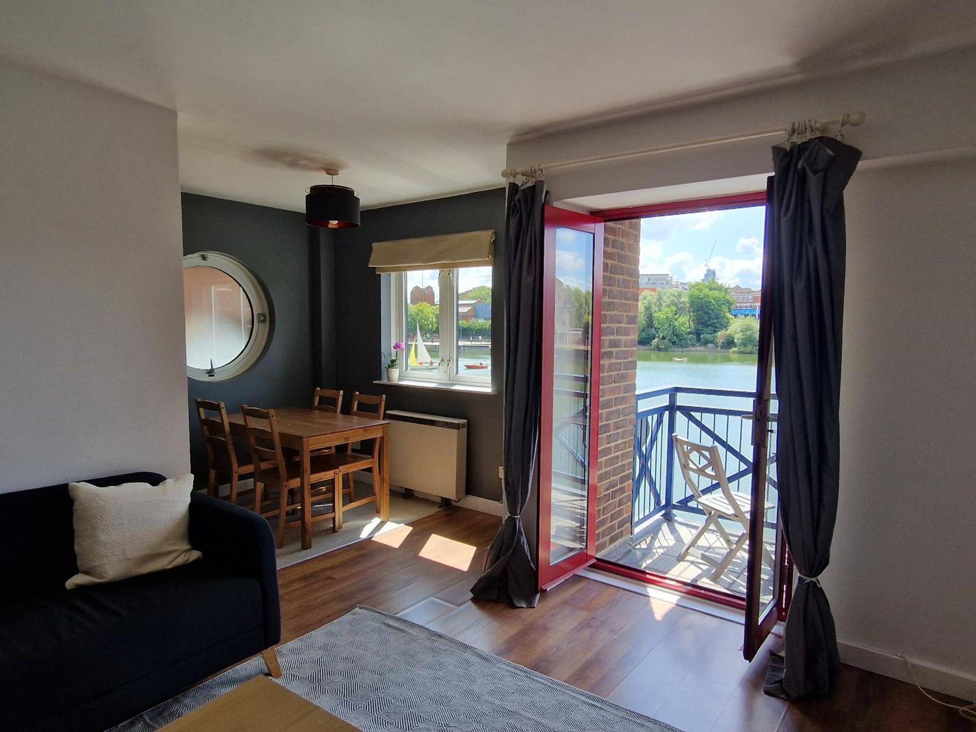 Wapping 700sqft 2 Bedroom - South Facing Dockside Views - Secure Parking Londres