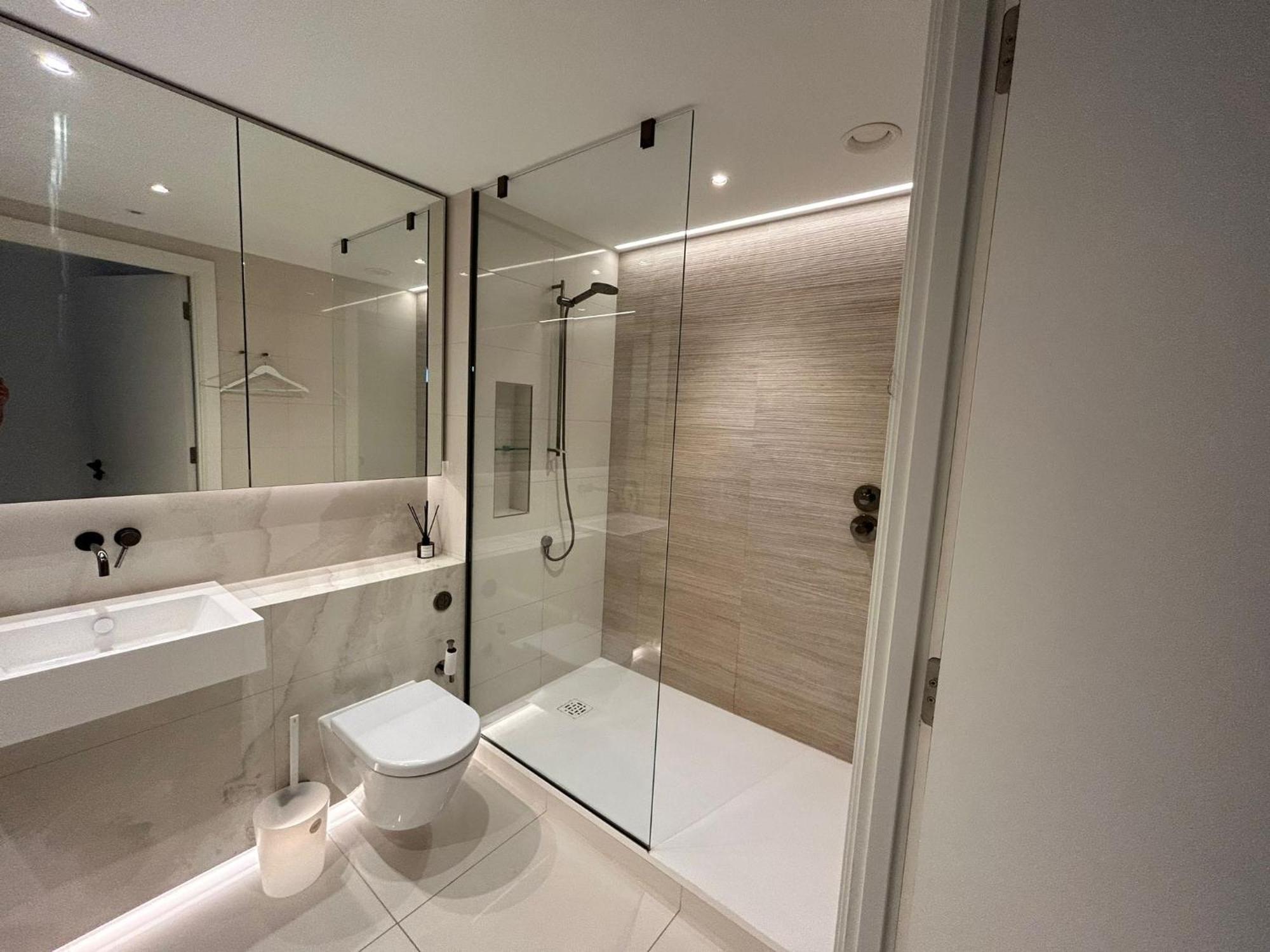 Luxury 2 Beds In White Apartment