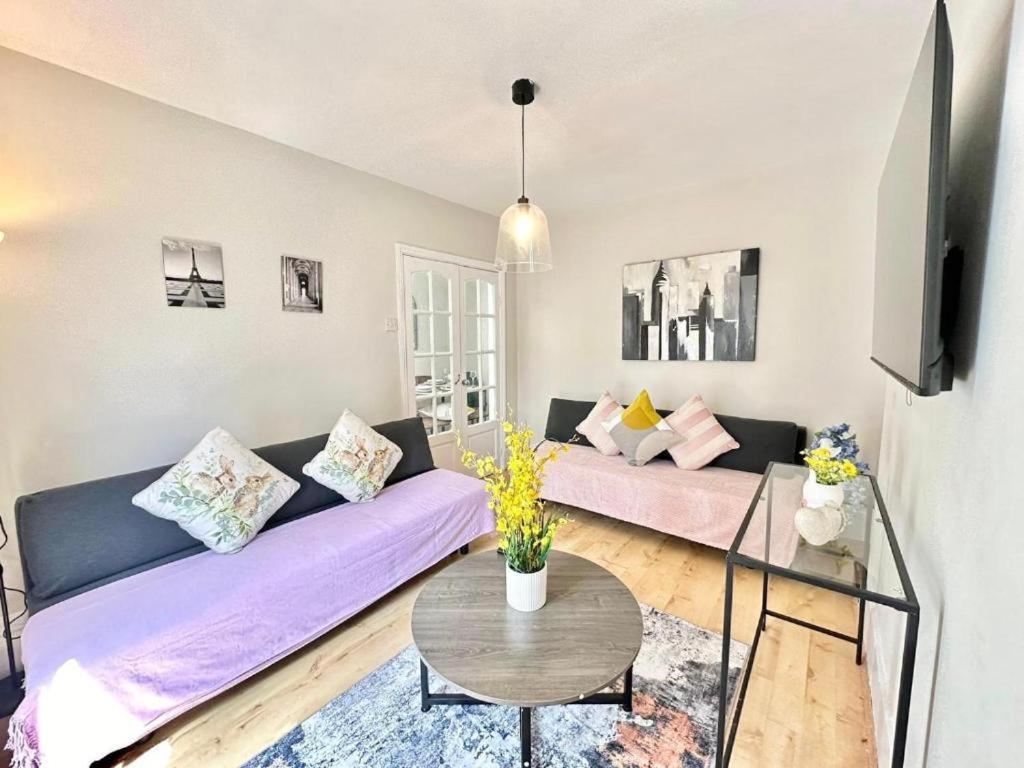 Beautiful Two Bedroom Queensway *