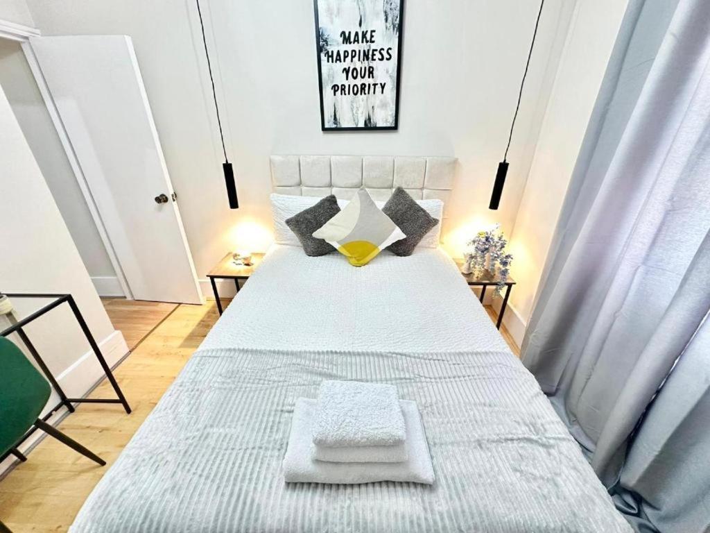 Beautiful Two Bedroom Queensway *