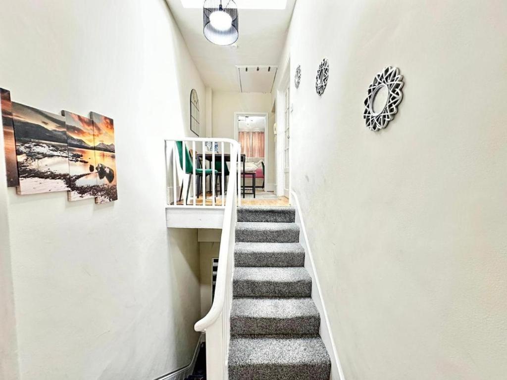 Beautiful Two Bedroom Queensway Londres