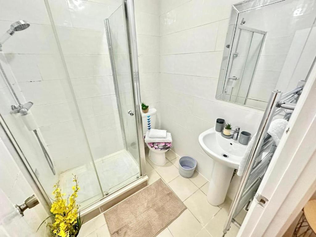 Beautiful Two Bedroom Queensway