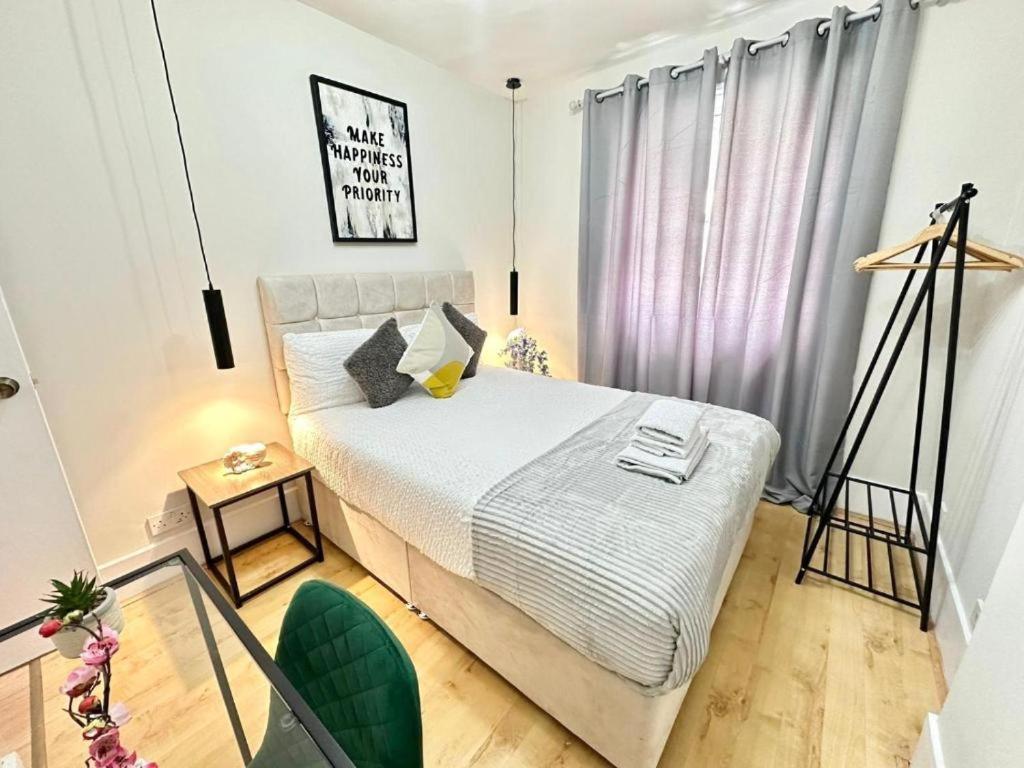 Beautiful Two Bedroom Queensway Appartement