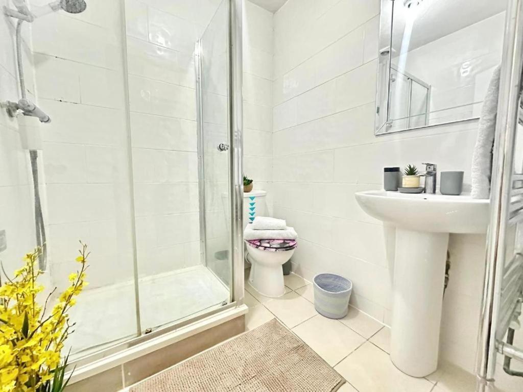 Beautiful Two Bedroom Queensway Appartement *