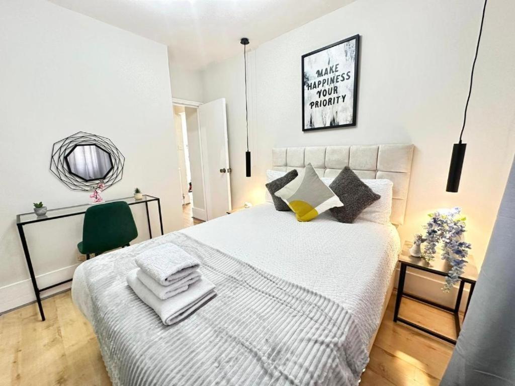 Beautiful Two Bedroom Queensway *