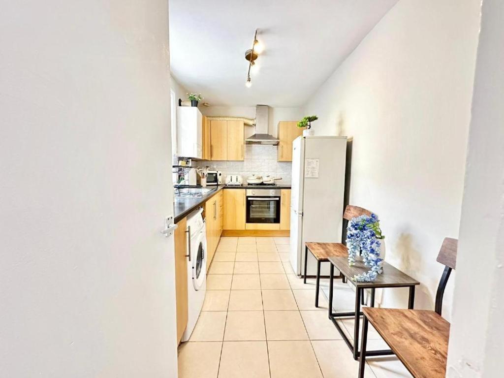 Beautiful Two Bedroom Queensway Londres