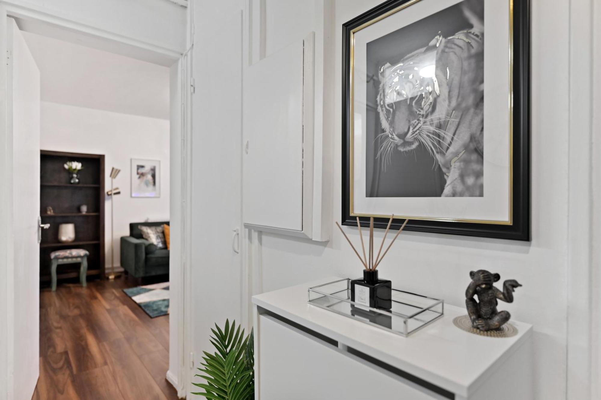 Chic 2-bed Flat With Workspace, Balcony, Parking Londres