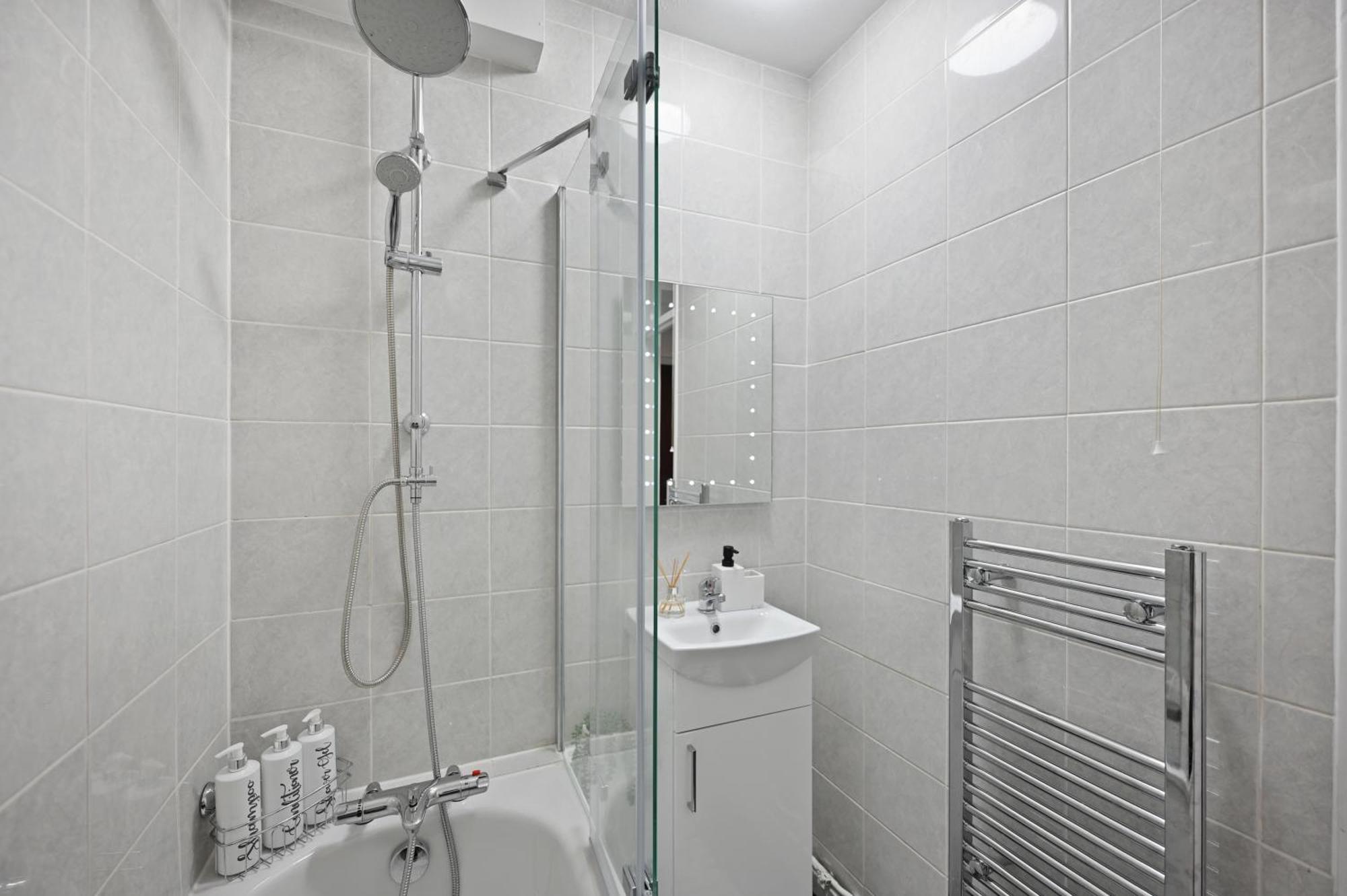 Appartement Chic 2-bed Flat With Workspace, Balcony, Parking *